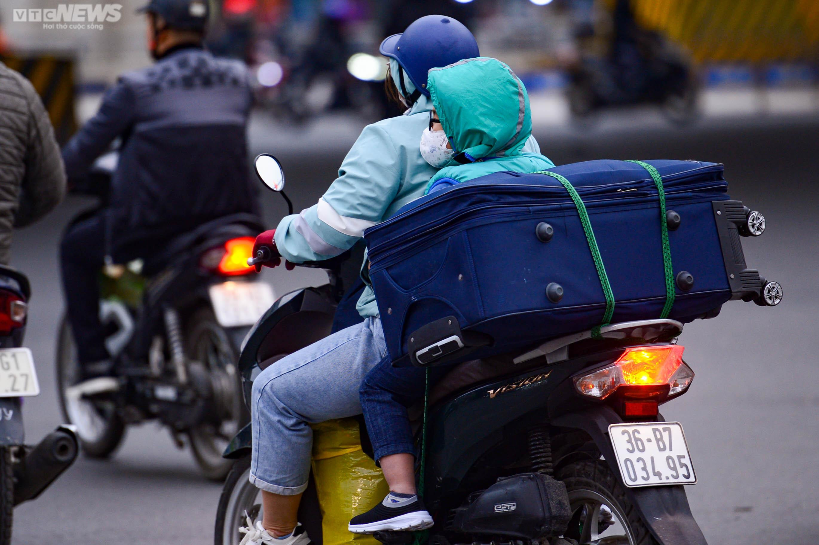 Cửa ngõ Hà Nội ùn tắc trong ngày làm việc cuối cùng trước kỳ nghỉ Tết - 10