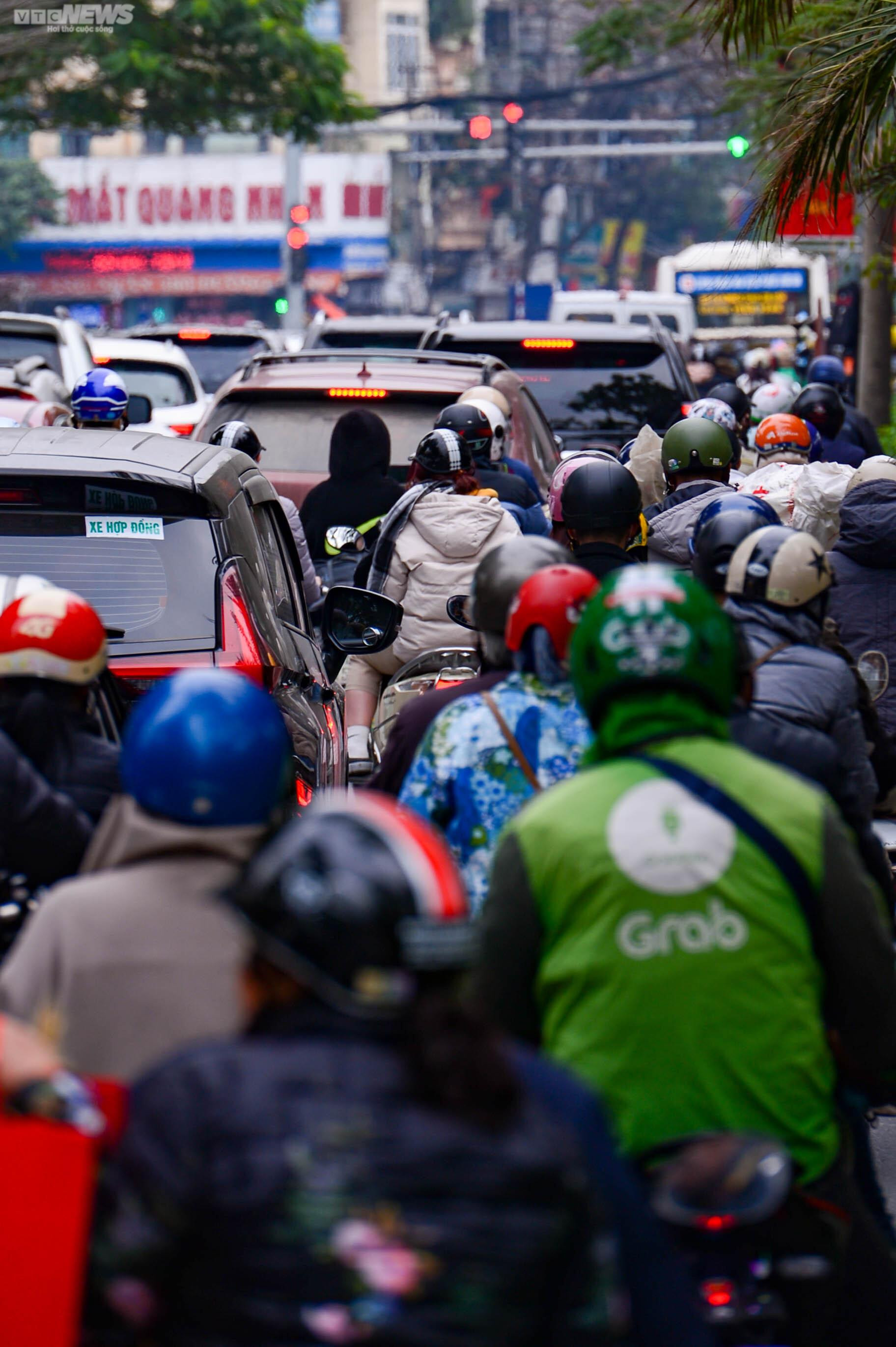 Cửa ngõ Hà Nội ùn tắc trong ngày làm việc cuối cùng trước kỳ nghỉ Tết - 12