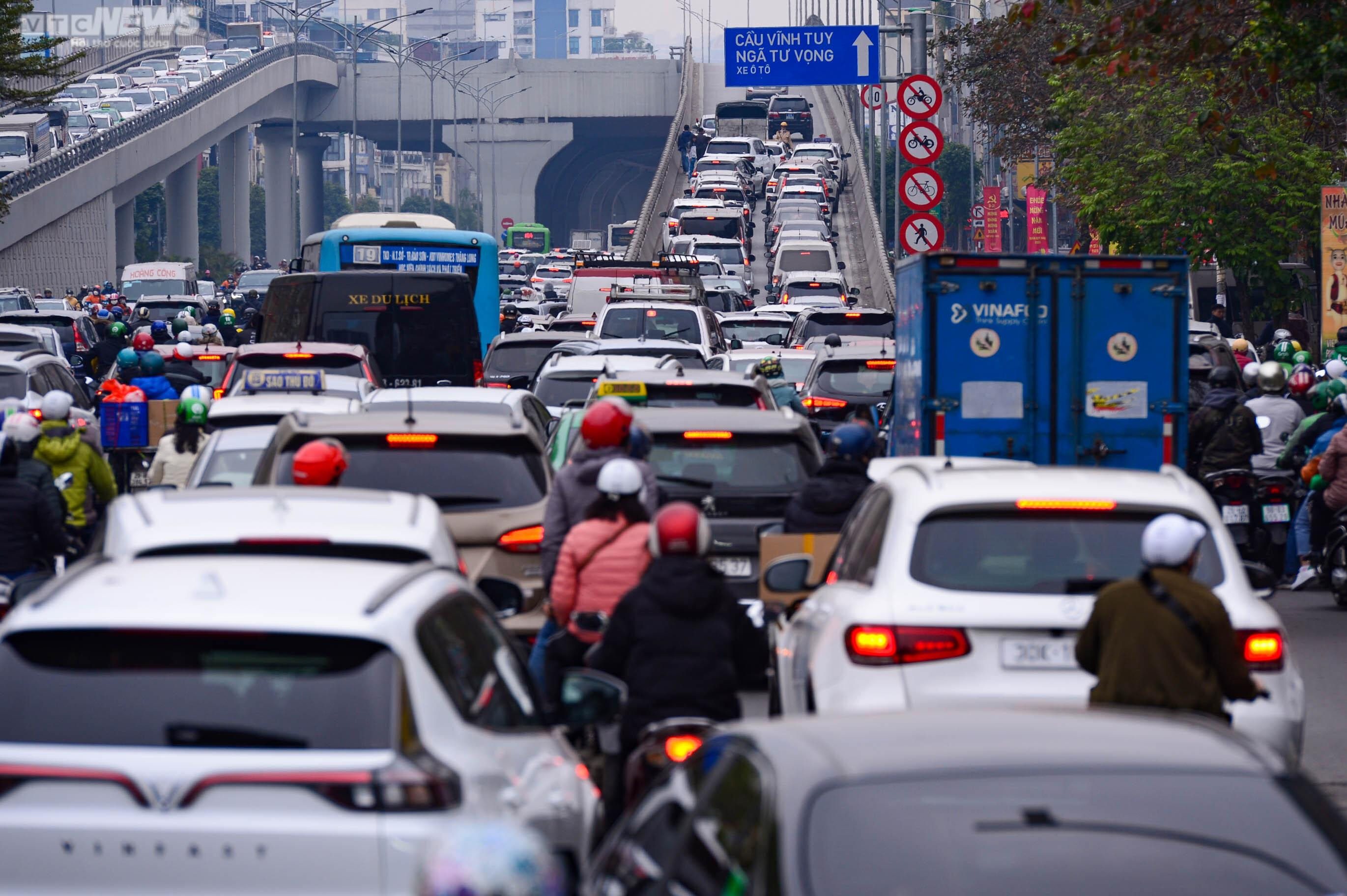 Cửa ngõ Hà Nội ùn tắc trong ngày làm việc cuối cùng trước kỳ nghỉ Tết - 11