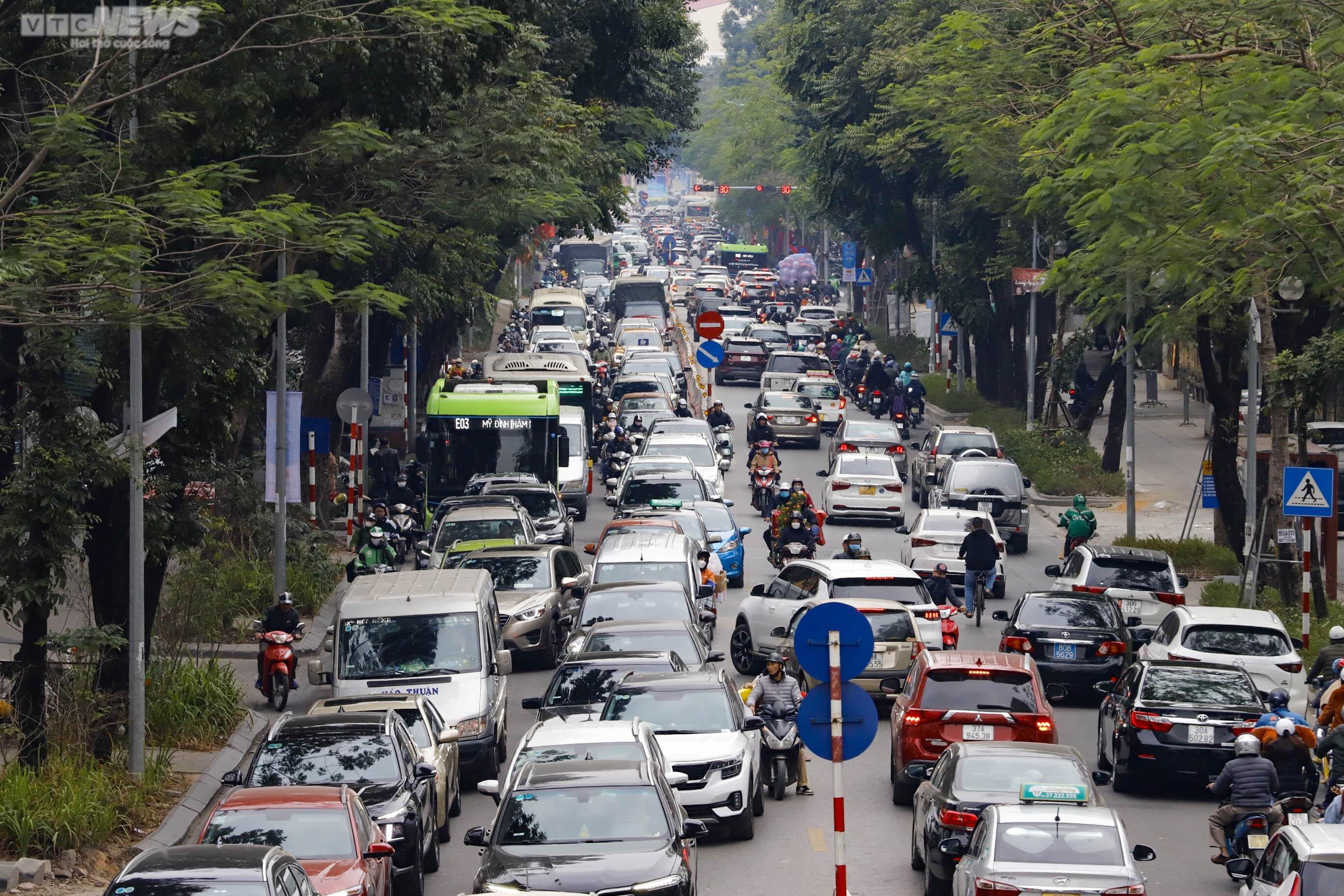 Cửa ngõ Hà Nội ùn tắc trong ngày làm việc cuối cùng trước kỳ nghỉ Tết - 13