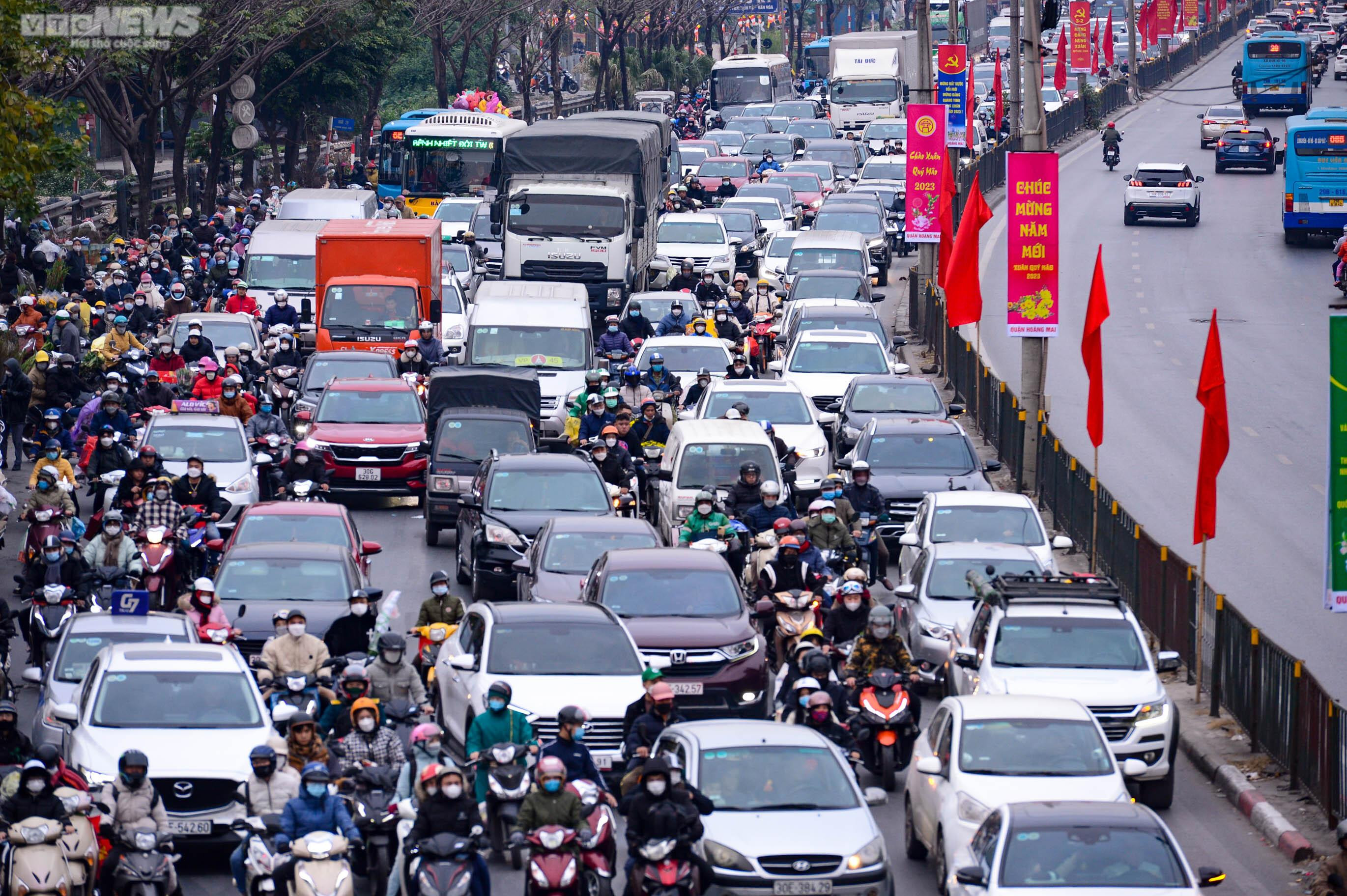 Cửa ngõ Hà Nội ùn tắc trong ngày làm việc cuối cùng trước kỳ nghỉ Tết - 4