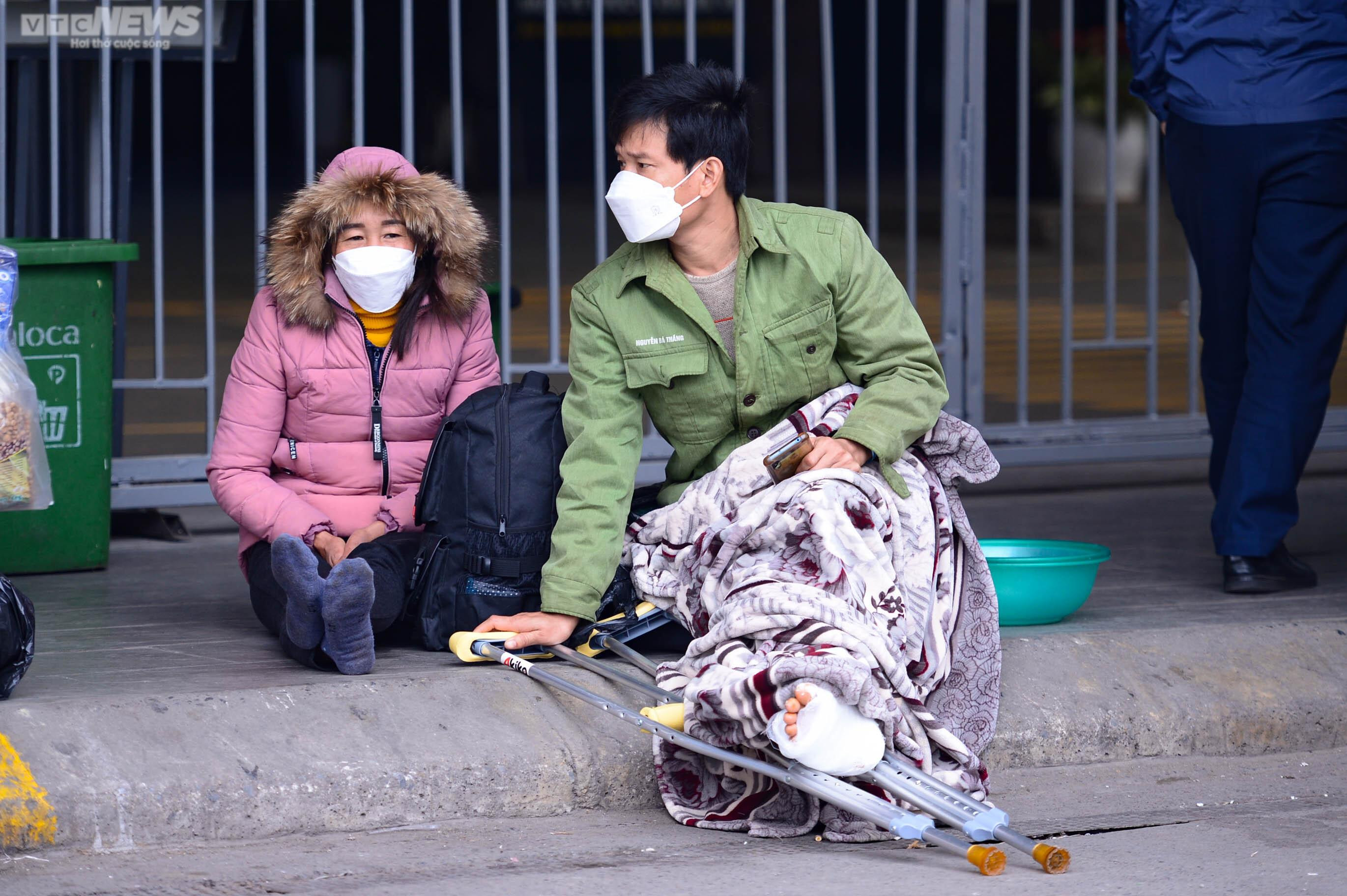 Người dân lỉnh kỉnh đồ đạc rời Thủ đô về quê đón Tết - 8