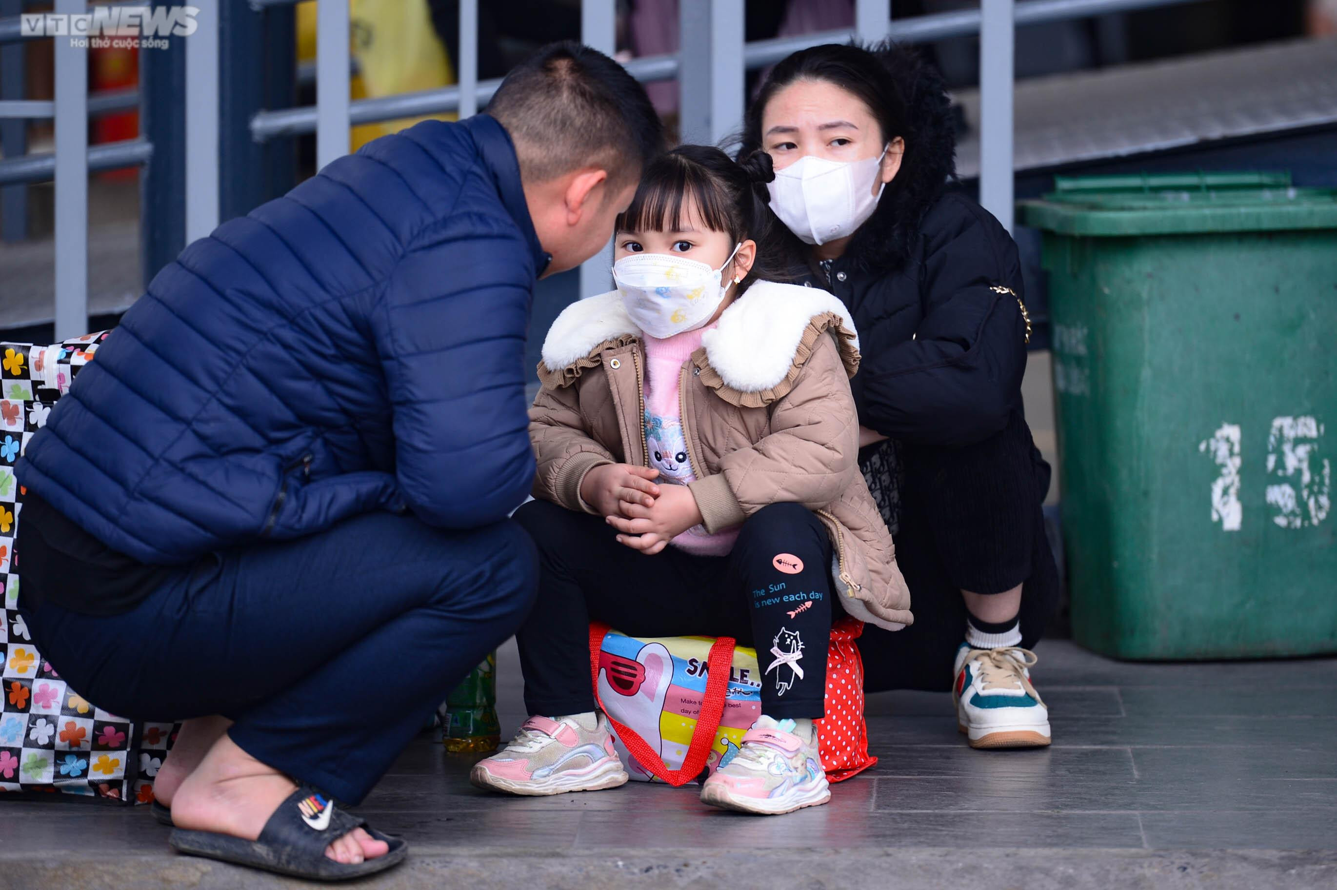 Người dân lỉnh kỉnh đồ đạc rời Thủ đô về quê đón Tết - 9