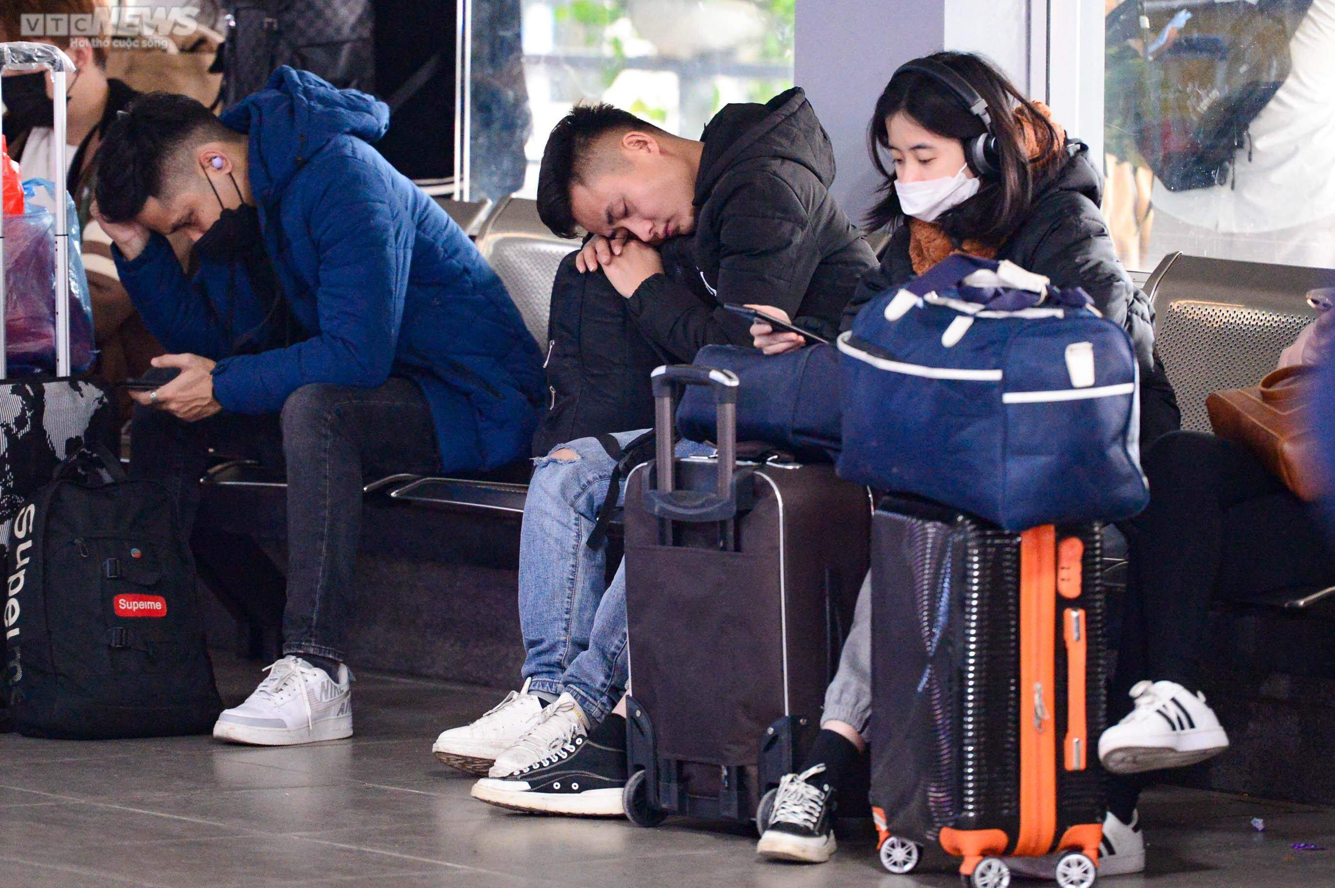 Người dân lỉnh kỉnh đồ đạc rời Thủ đô về quê đón Tết - 10