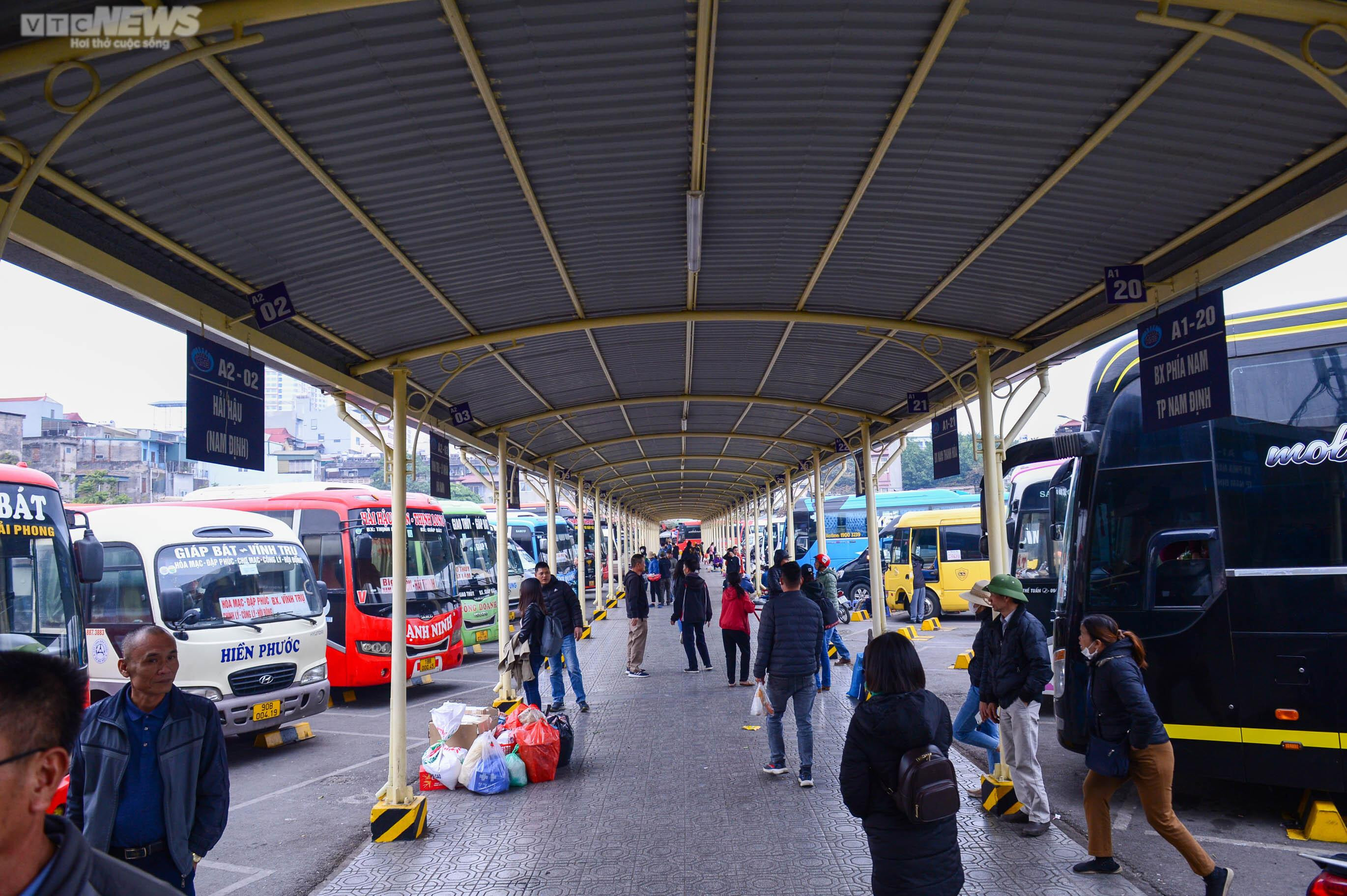 Người dân lỉnh kỉnh đồ đạc rời Thủ đô về quê đón Tết - 12