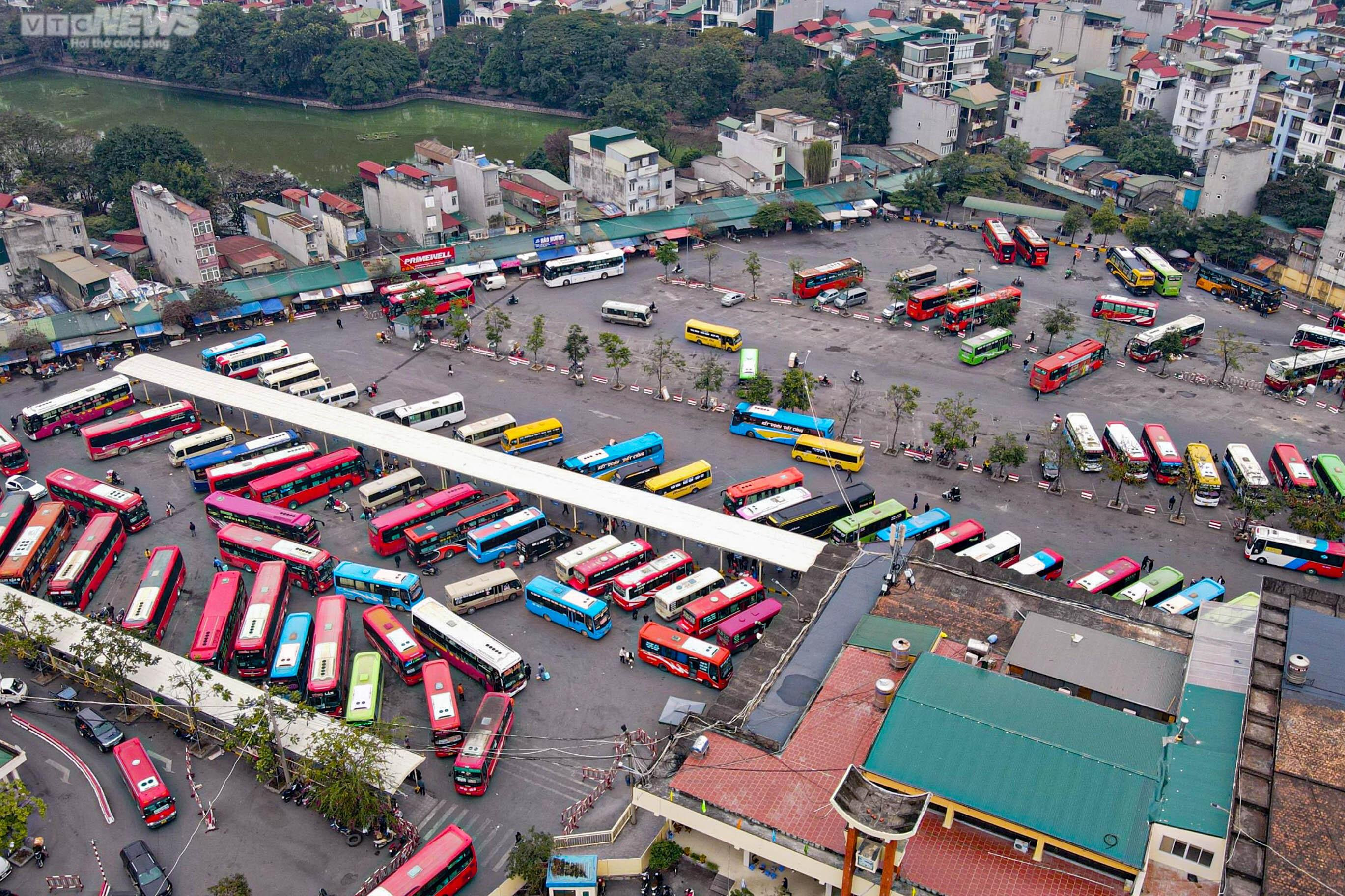 Người dân lỉnh kỉnh đồ đạc rời Thủ đô về quê đón Tết - 11