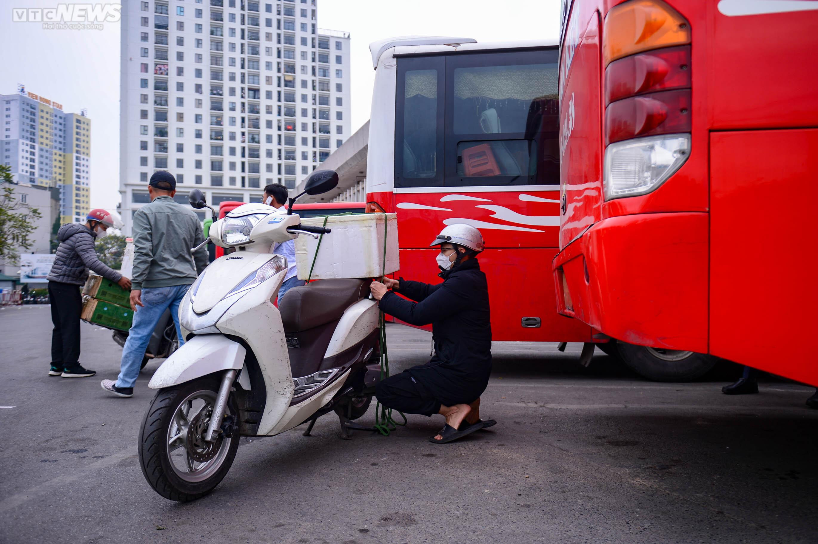 Người dân lỉnh kỉnh đồ đạc rời Thủ đô về quê đón Tết - 6