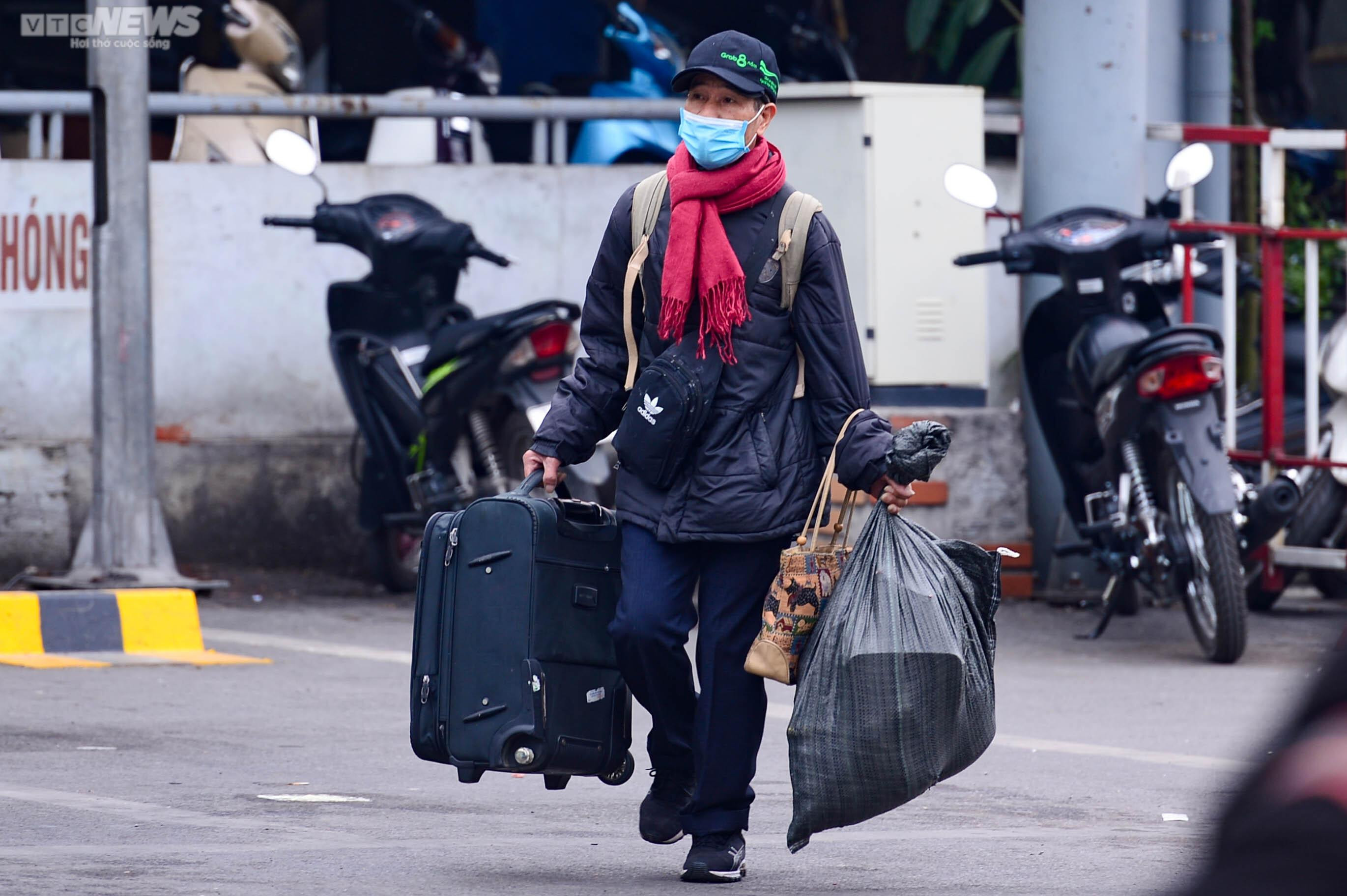 Người dân lỉnh kỉnh đồ đạc rời Thủ đô về quê đón Tết - 5