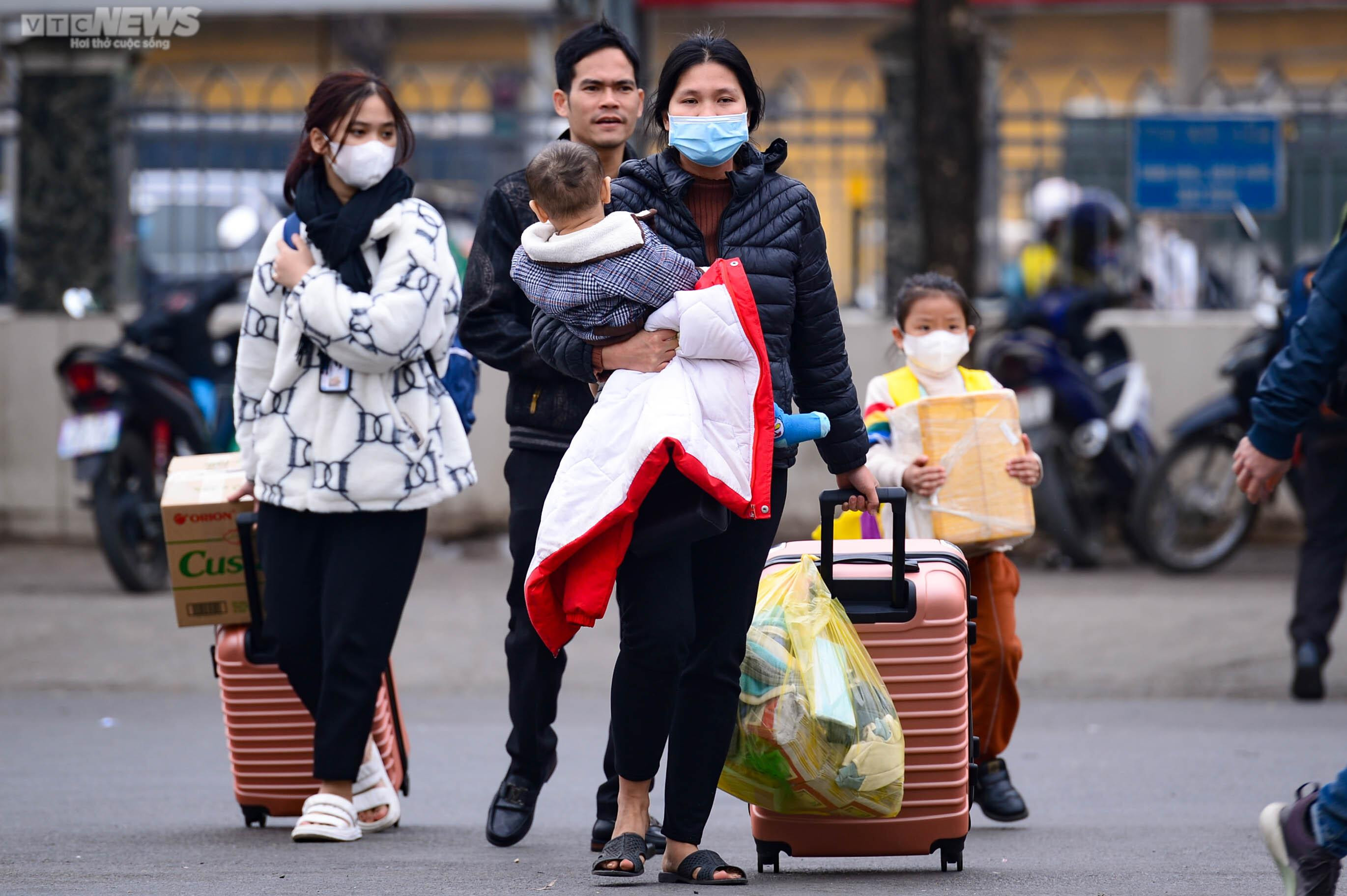 Người dân lỉnh kỉnh đồ đạc rời Thủ đô về quê đón Tết - 3