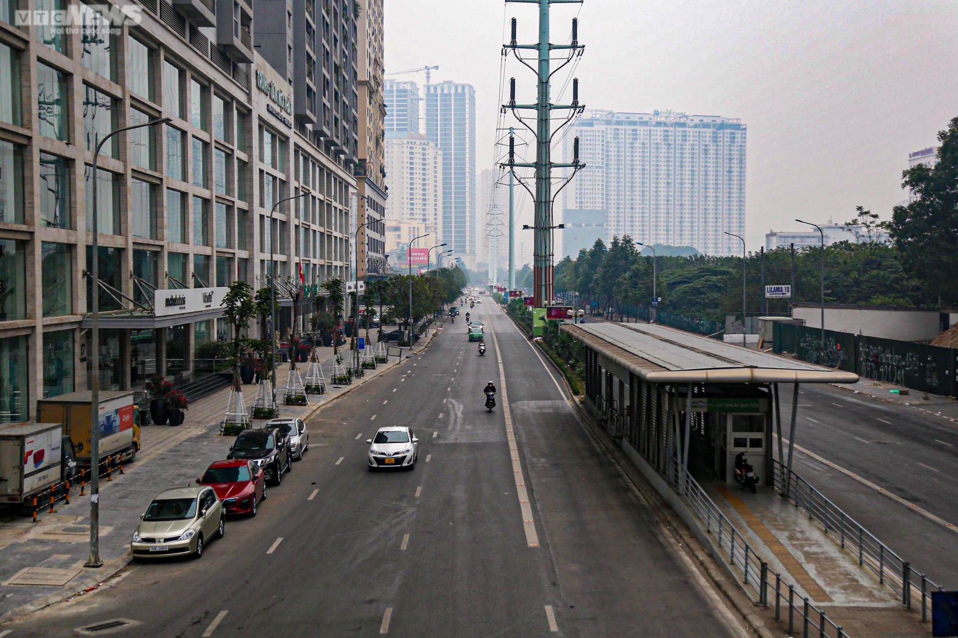Đường phố Hà Nội thông thoáng sáng 29 Tết - 12