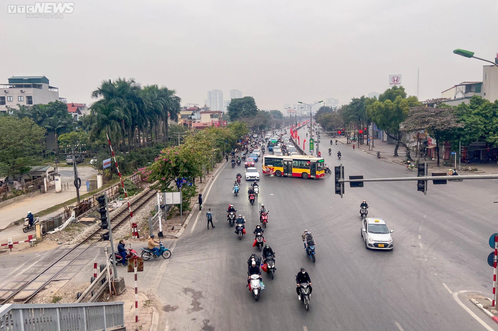 Đường phố Hà Nội thông thoáng sáng 29 Tết - 11