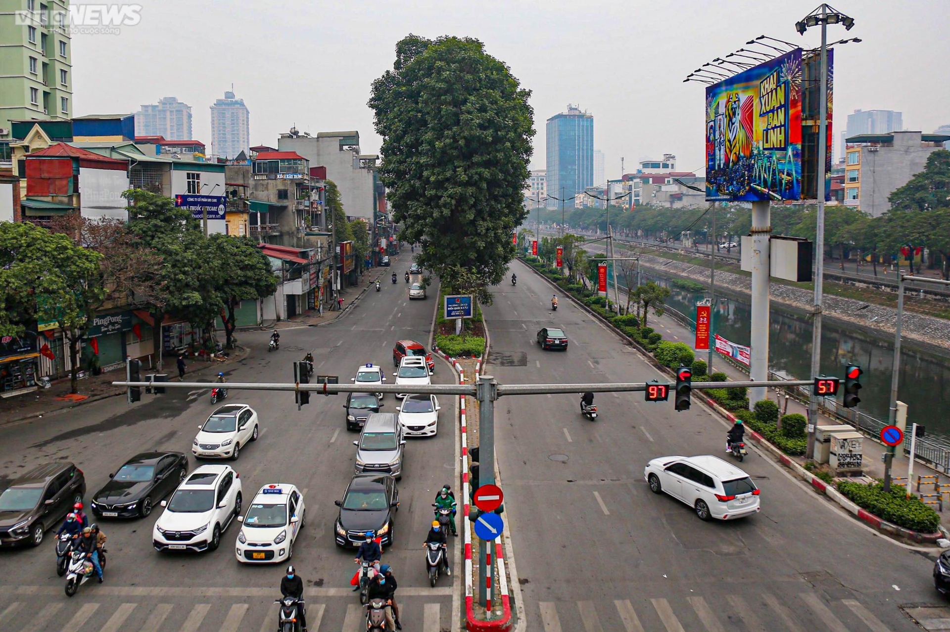 Đường phố Hà Nội thông thoáng sáng 29 Tết - 7