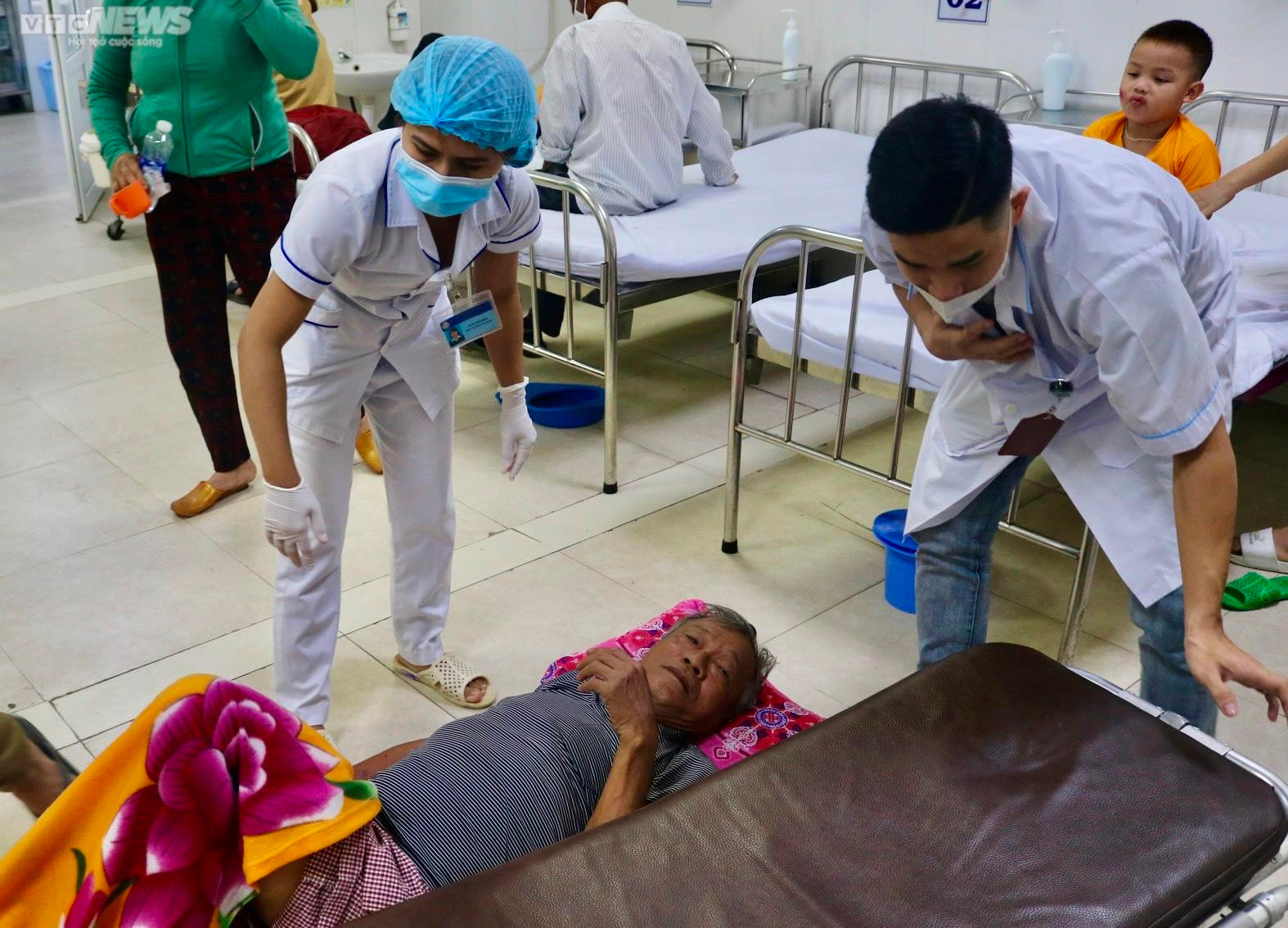 Những bước chân vội vã đêm giao thừa - 1