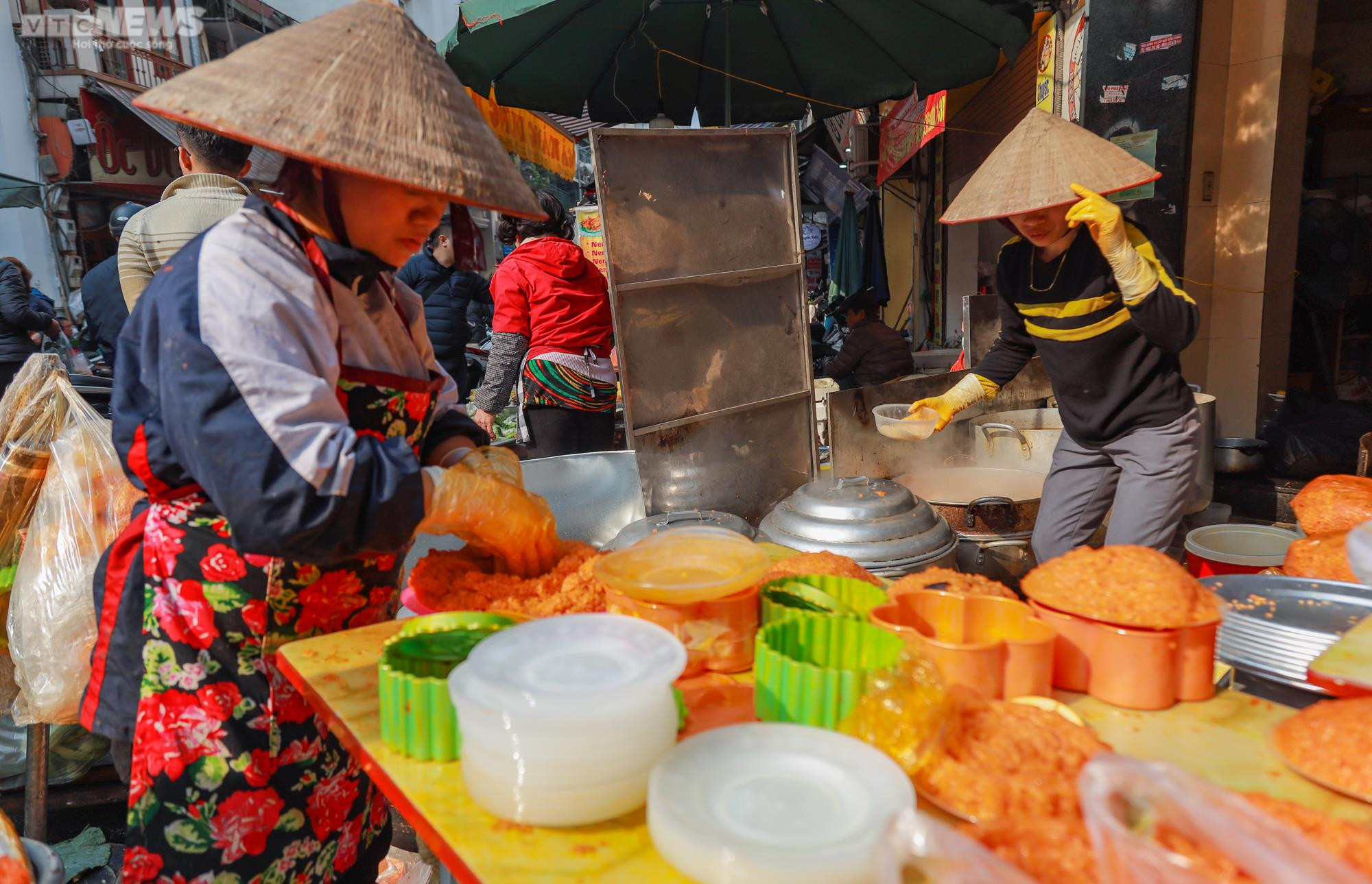 'Chợ nhà giàu' nườm nượp người dân đi mua đồ lễ ngày 30 Tết - 7