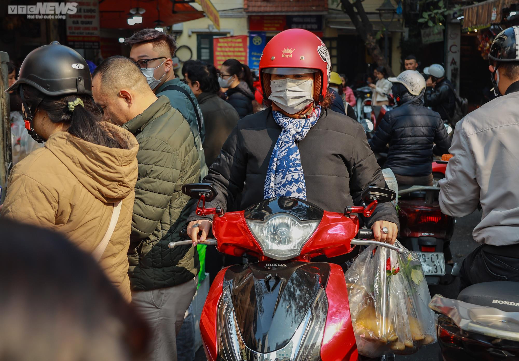 'Chợ nhà giàu' nườm nượp người dân đi mua đồ lễ ngày 30 Tết - 13