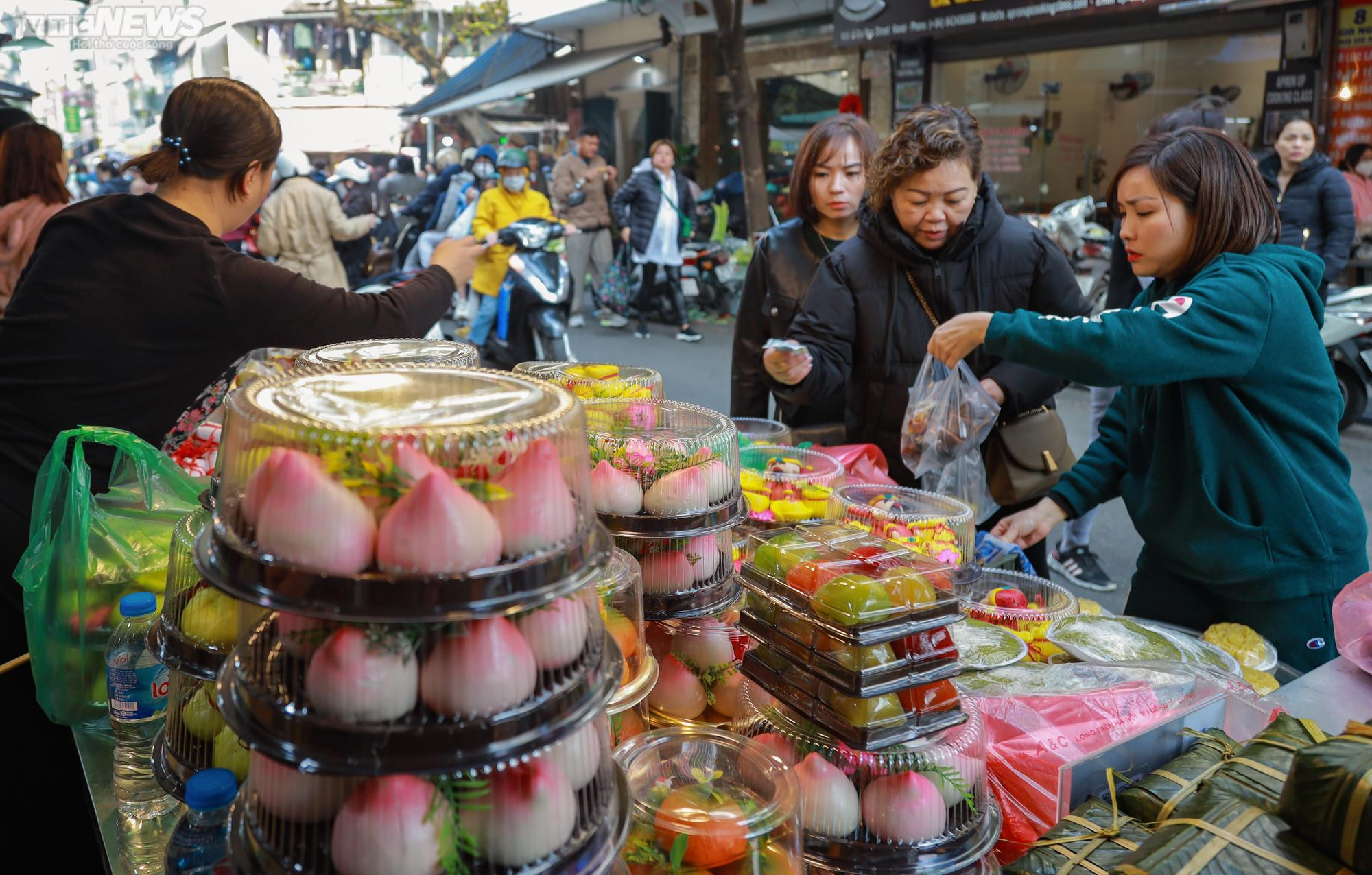 'Chợ nhà giàu' nườm nượp người dân đi mua đồ lễ ngày 30 Tết - 11