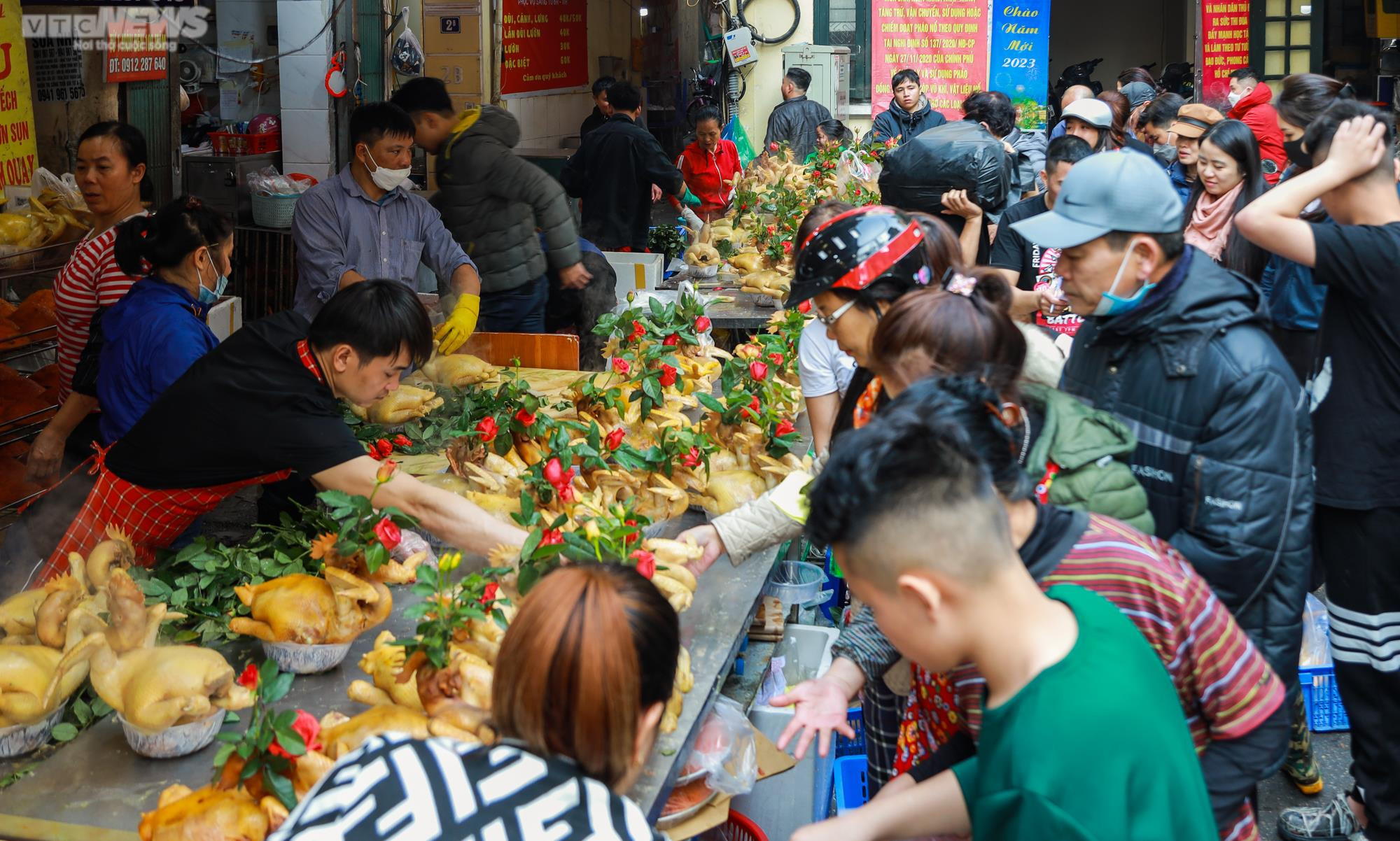 'Chợ nhà giàu' nườm nượp người dân đi mua đồ lễ ngày 30 Tết - 3