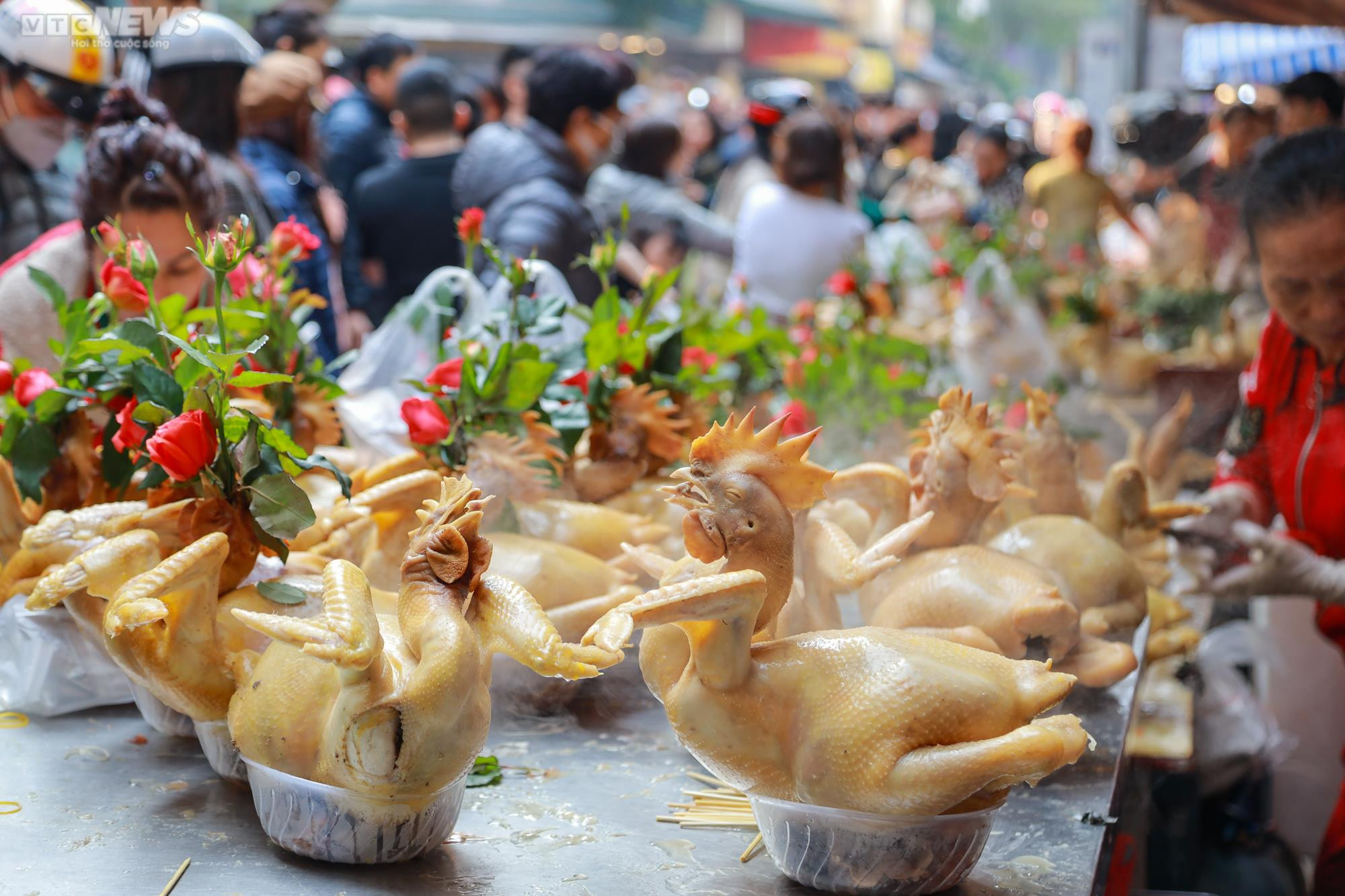 'Chợ nhà giàu' nườm nượp người dân đi mua đồ lễ ngày 30 Tết - 5