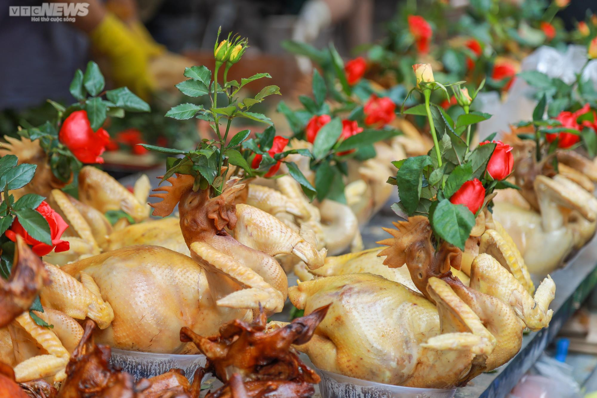 'Chợ nhà giàu' nườm nượp người dân đi mua đồ lễ ngày 30 Tết - 6