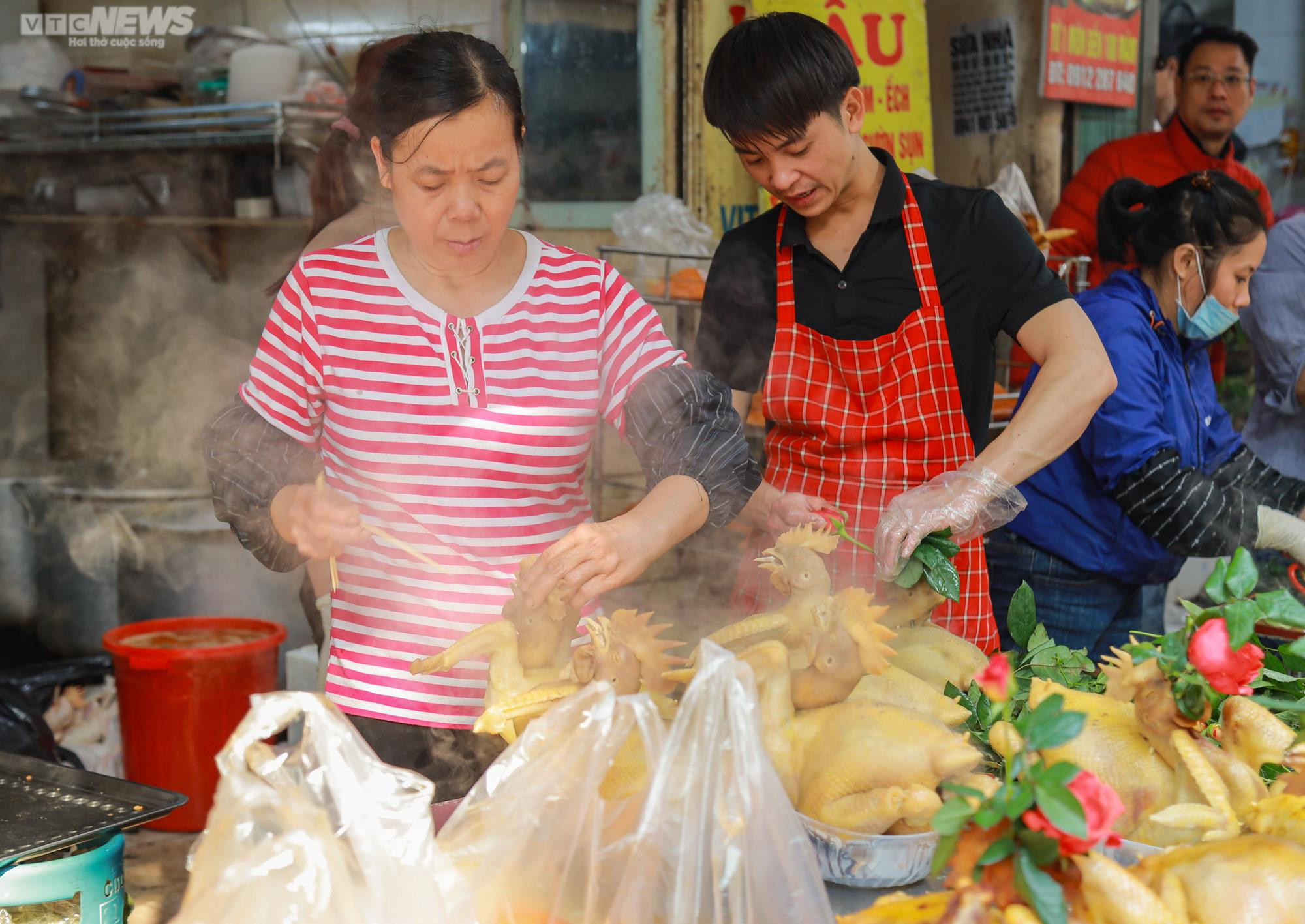 'Chợ nhà giàu' nườm nượp người dân đi mua đồ lễ ngày 30 Tết - 4