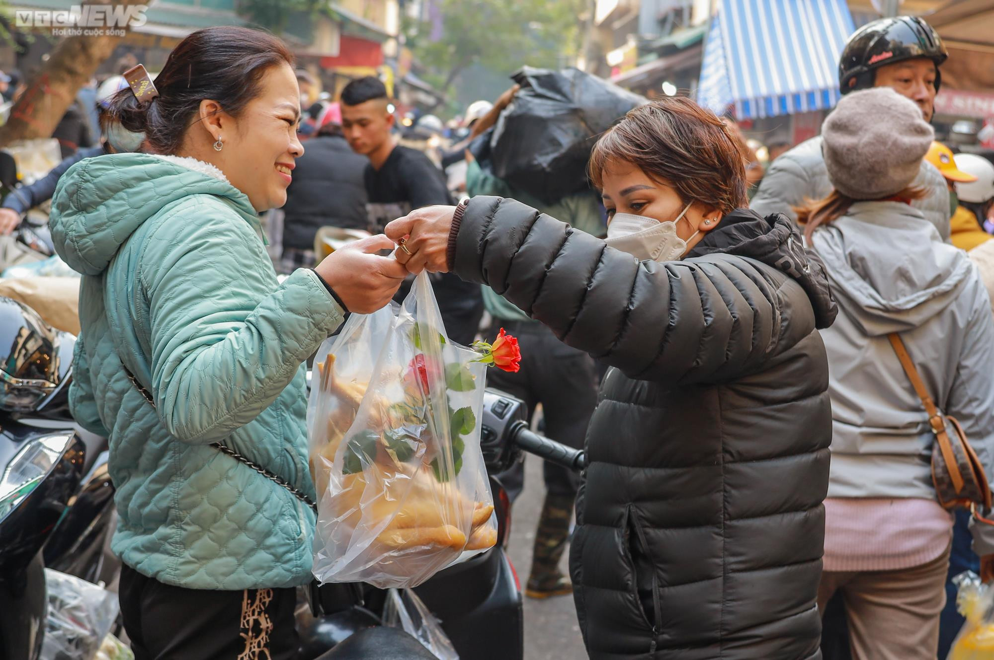 'Chợ nhà giàu' nườm nượp người dân đi mua đồ lễ ngày 30 Tết - 12