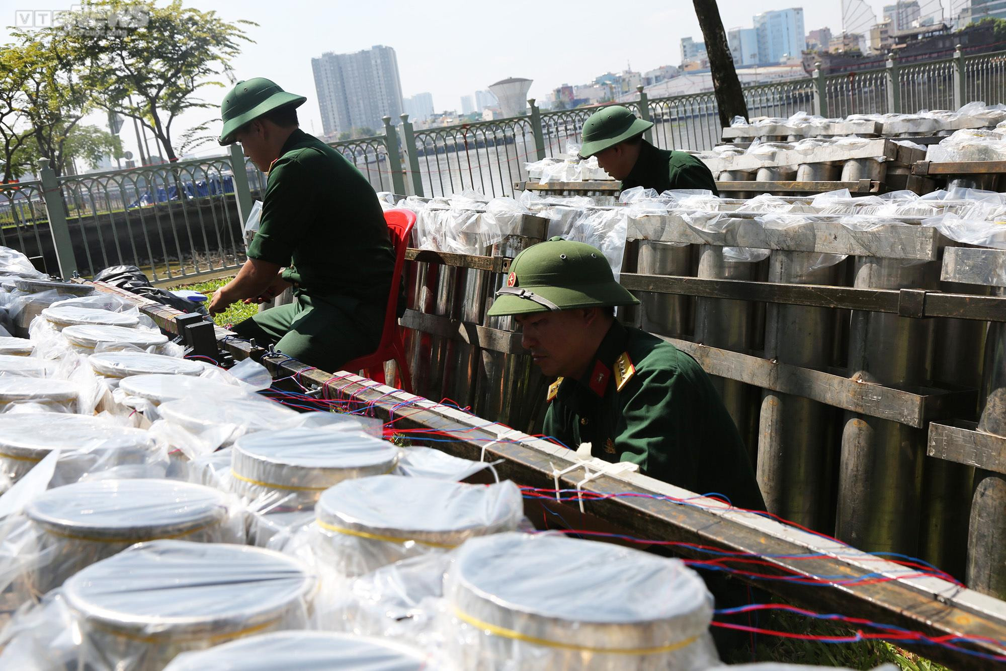 'Trận địa' pháo hoa ở TP.HCM sẵn sàng khai hoả đón giao thừa Quý Mão 2023 - 7