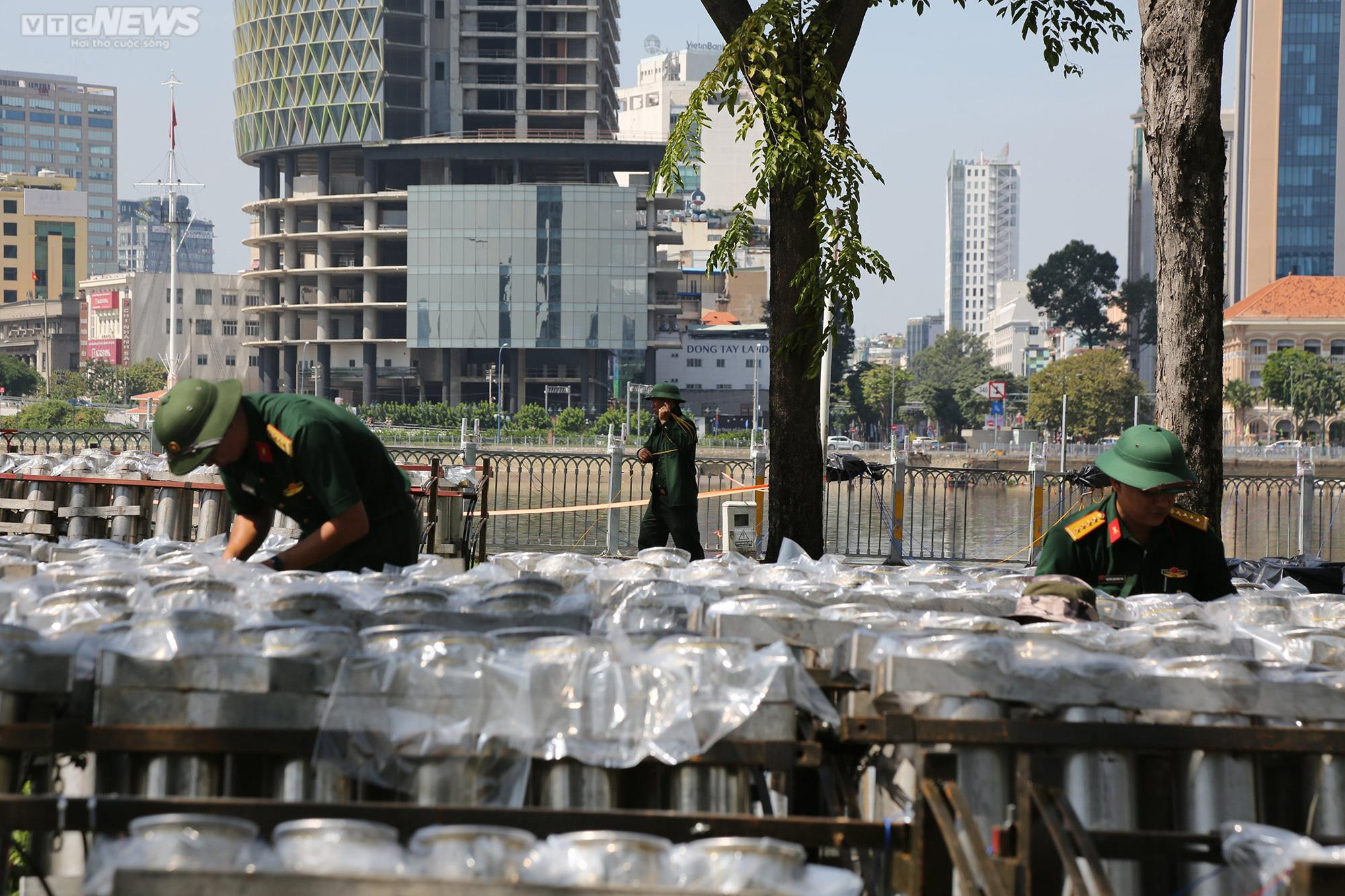 'Trận địa' pháo hoa ở TP.HCM sẵn sàng khai hoả đón giao thừa Quý Mão 2023 - 2