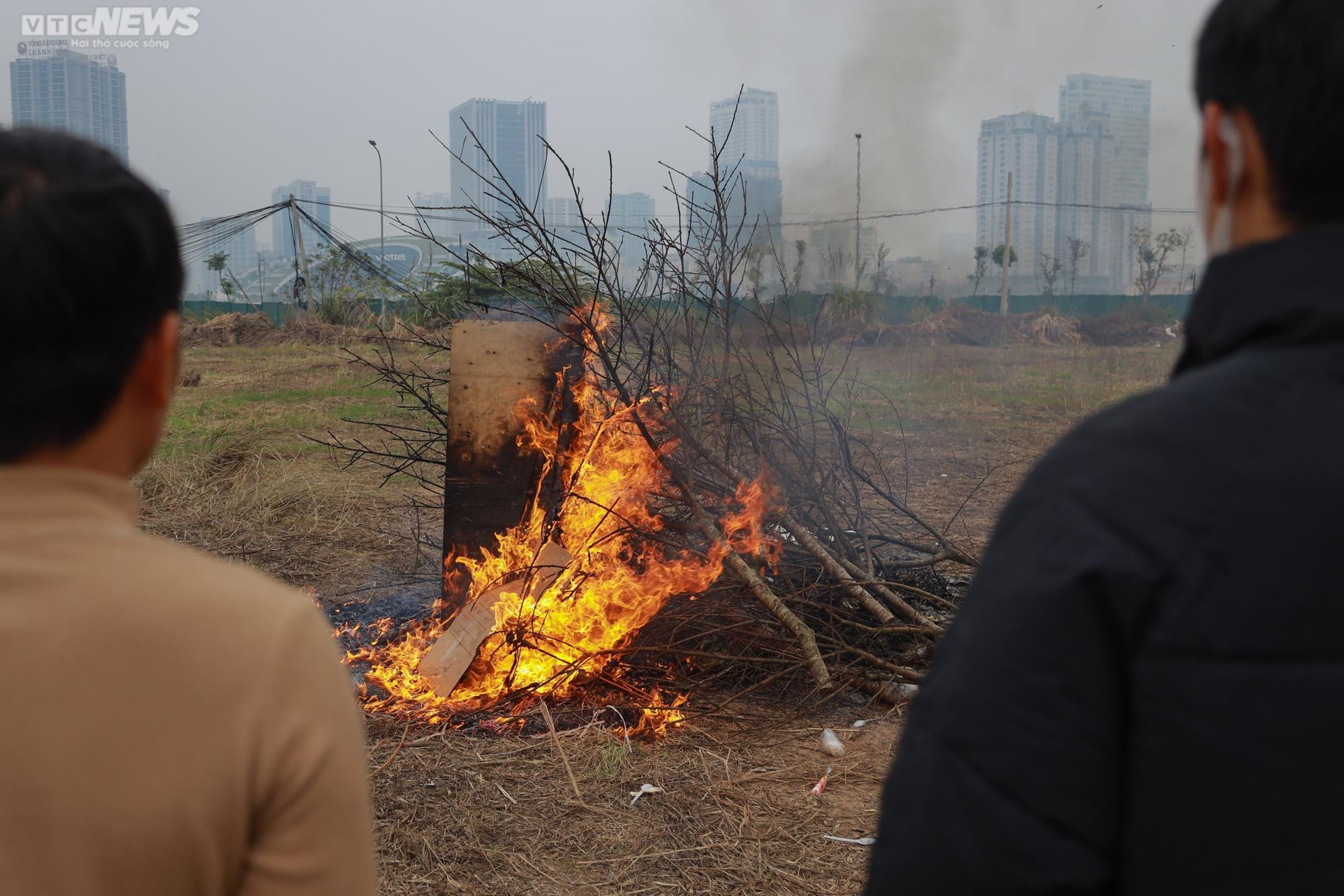 Giảm giá kịch sàn không có người mua, tiểu thương ngậm ngùi chặt, đốt cành đào - 12