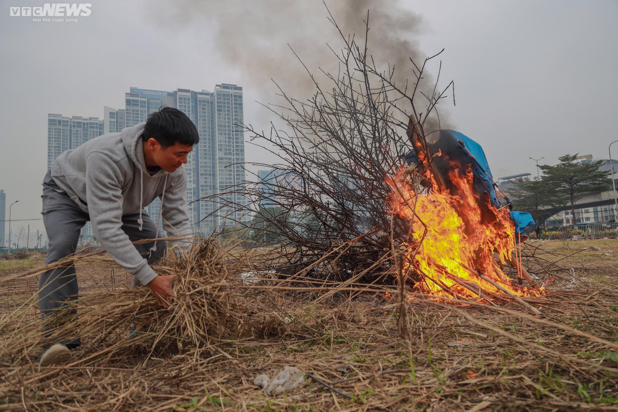 Giảm giá kịch sàn không có người mua, tiểu thương ngậm ngùi chặt, đốt cành đào - 7