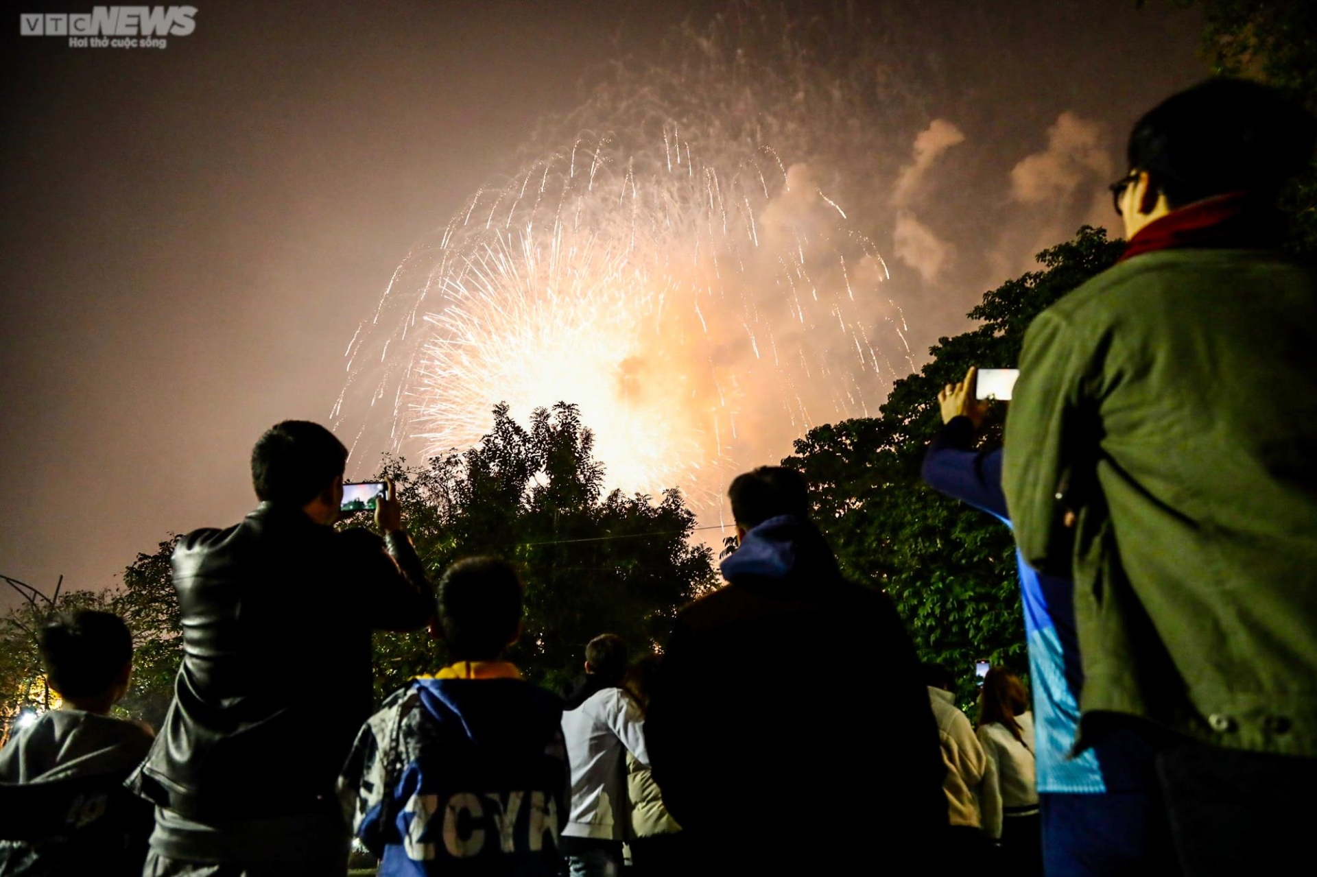 Mãn nhãn màn pháo hoa mừng năm mới Quý Mão 2023 - 6
