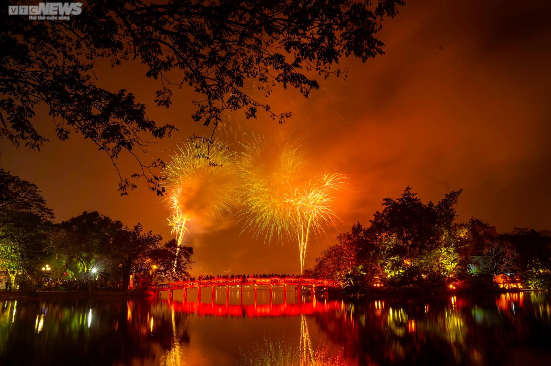 Mãn nhãn màn pháo hoa mừng năm mới Quý Mão 2023 - 2
