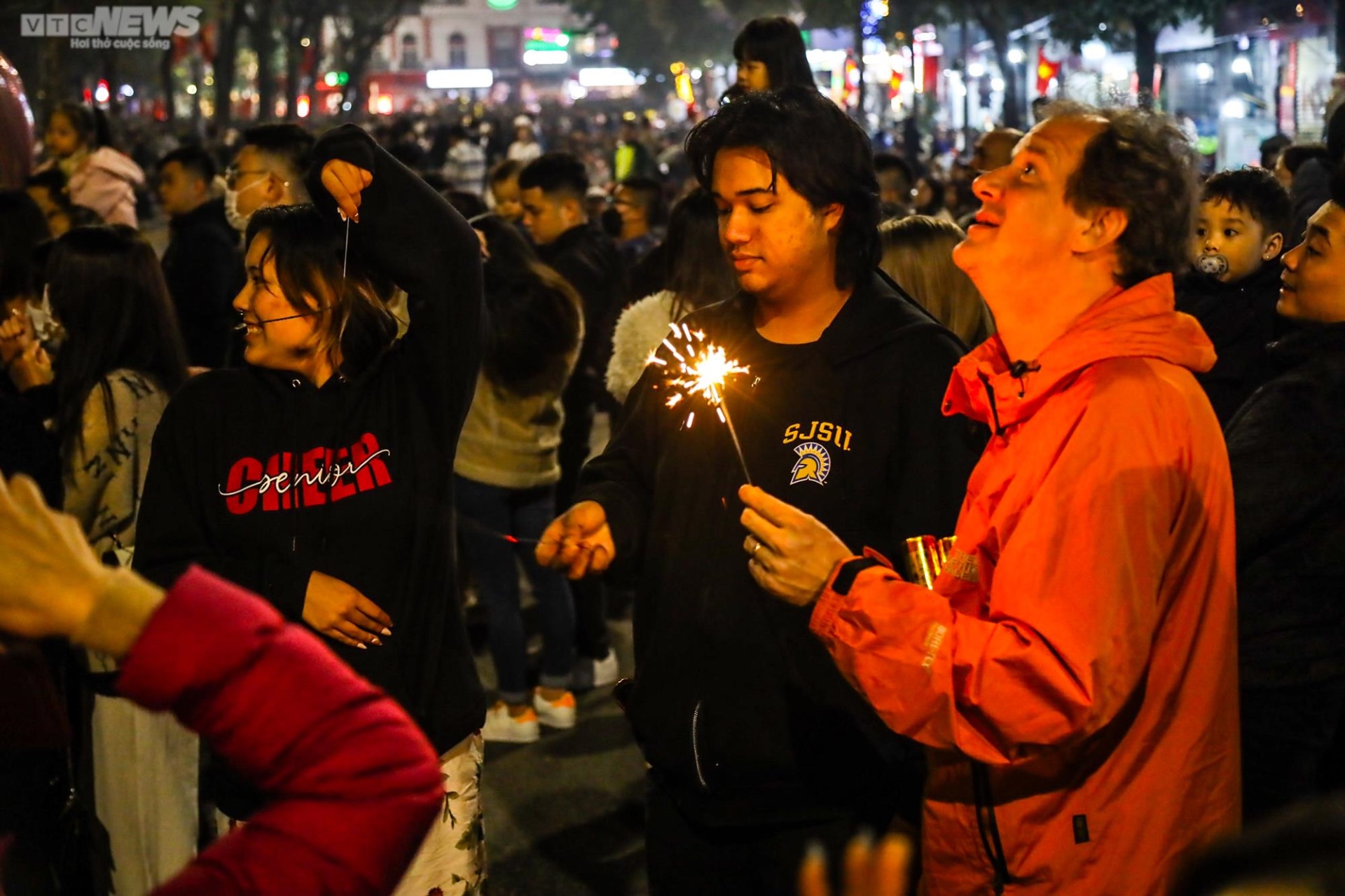 Mãn nhãn màn pháo hoa mừng năm mới Quý Mão 2023 - 8
