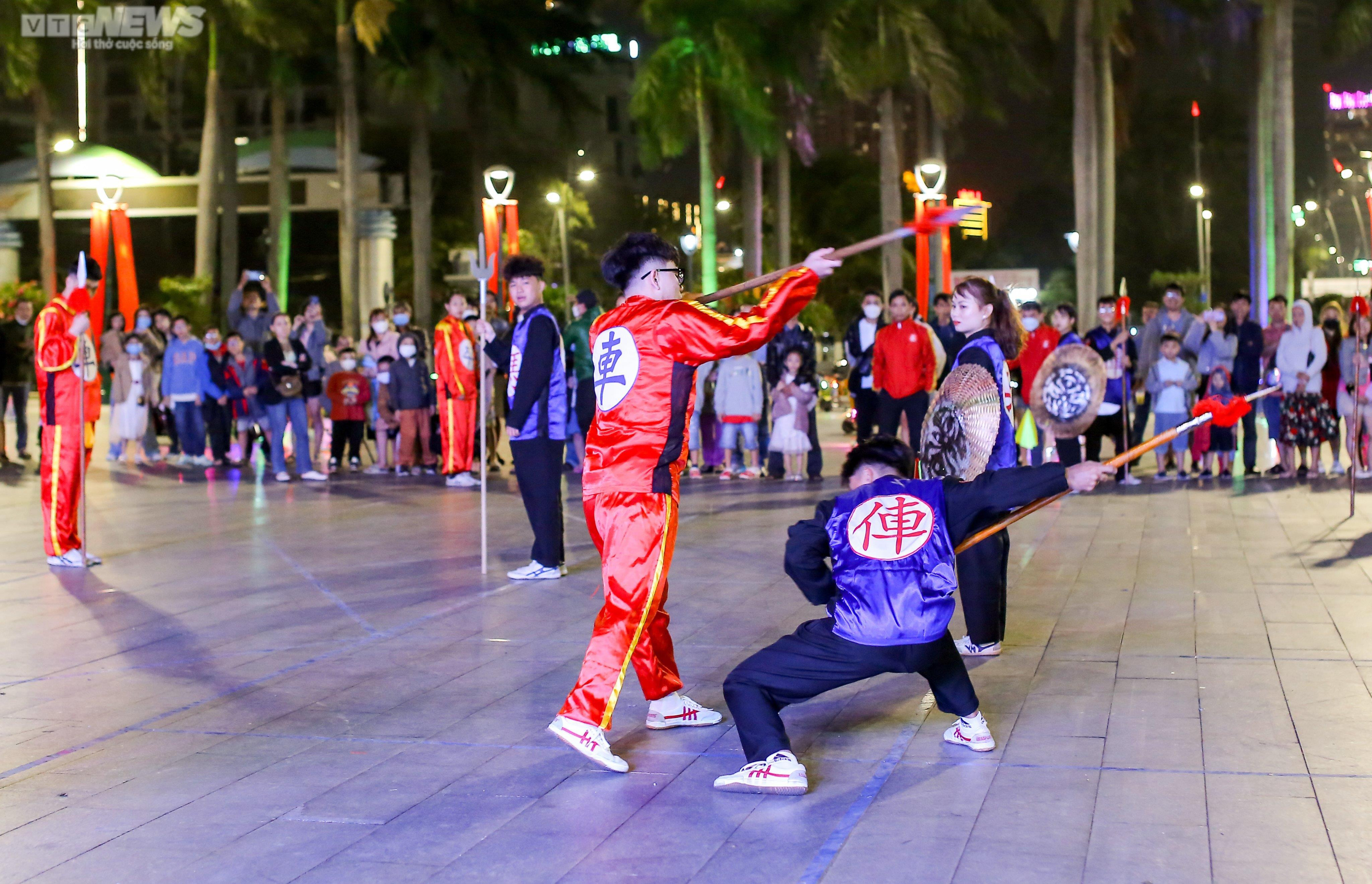 Nam thanh nữ tú 'tỉ thí võ công' trong hội Cờ người ở Bình Định - 6