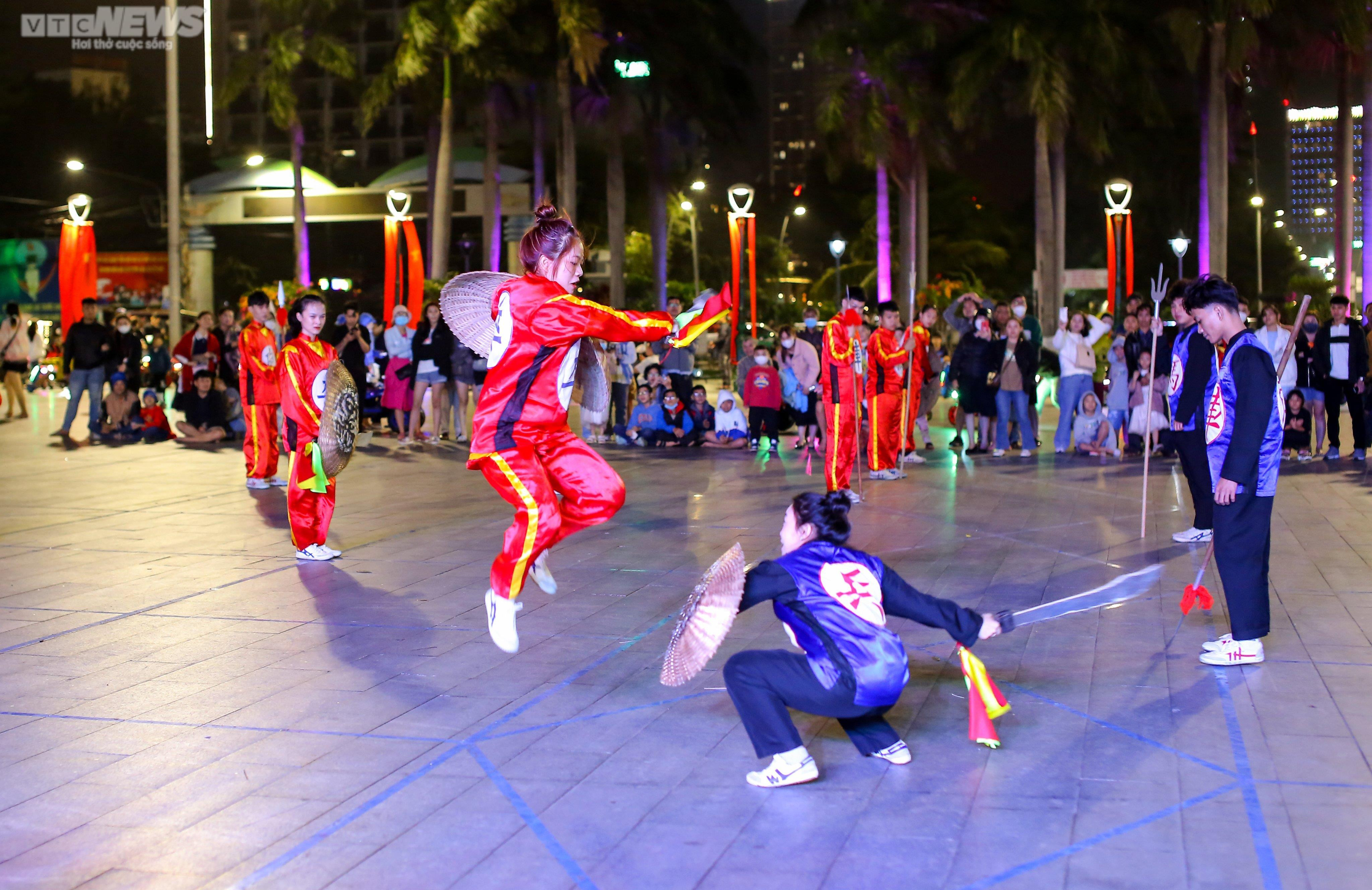 Nam thanh nữ tú 'tỉ thí võ công' trong hội Cờ người ở Bình Định - 3