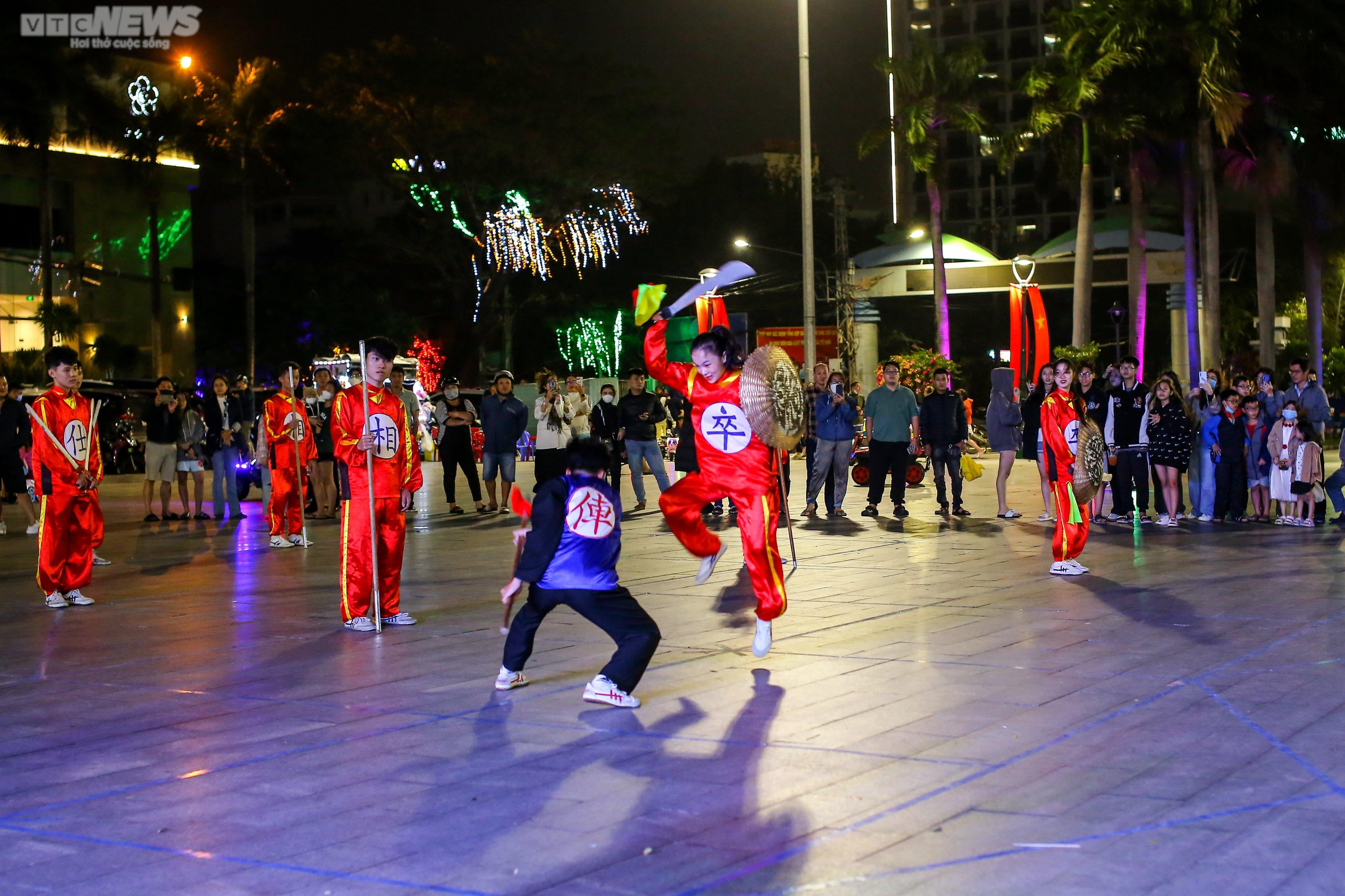 Nam thanh nữ tú 'tỉ thí võ công' trong hội Cờ người ở Bình Định - 4