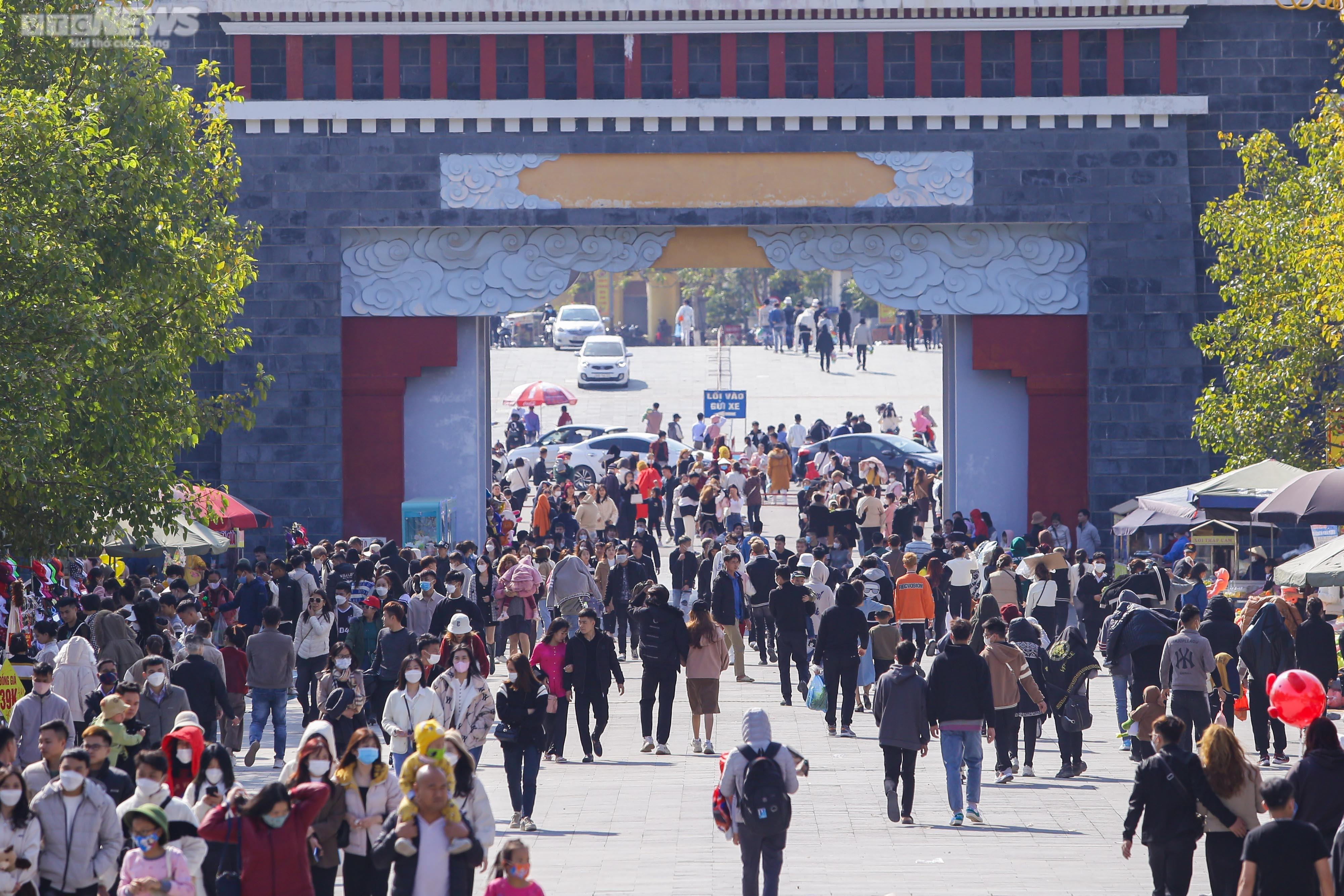 Mùng 4 Tết, du khách kéo về Tam Đảo, tận hưởng tiết trời lạnh 10 độ C - 10