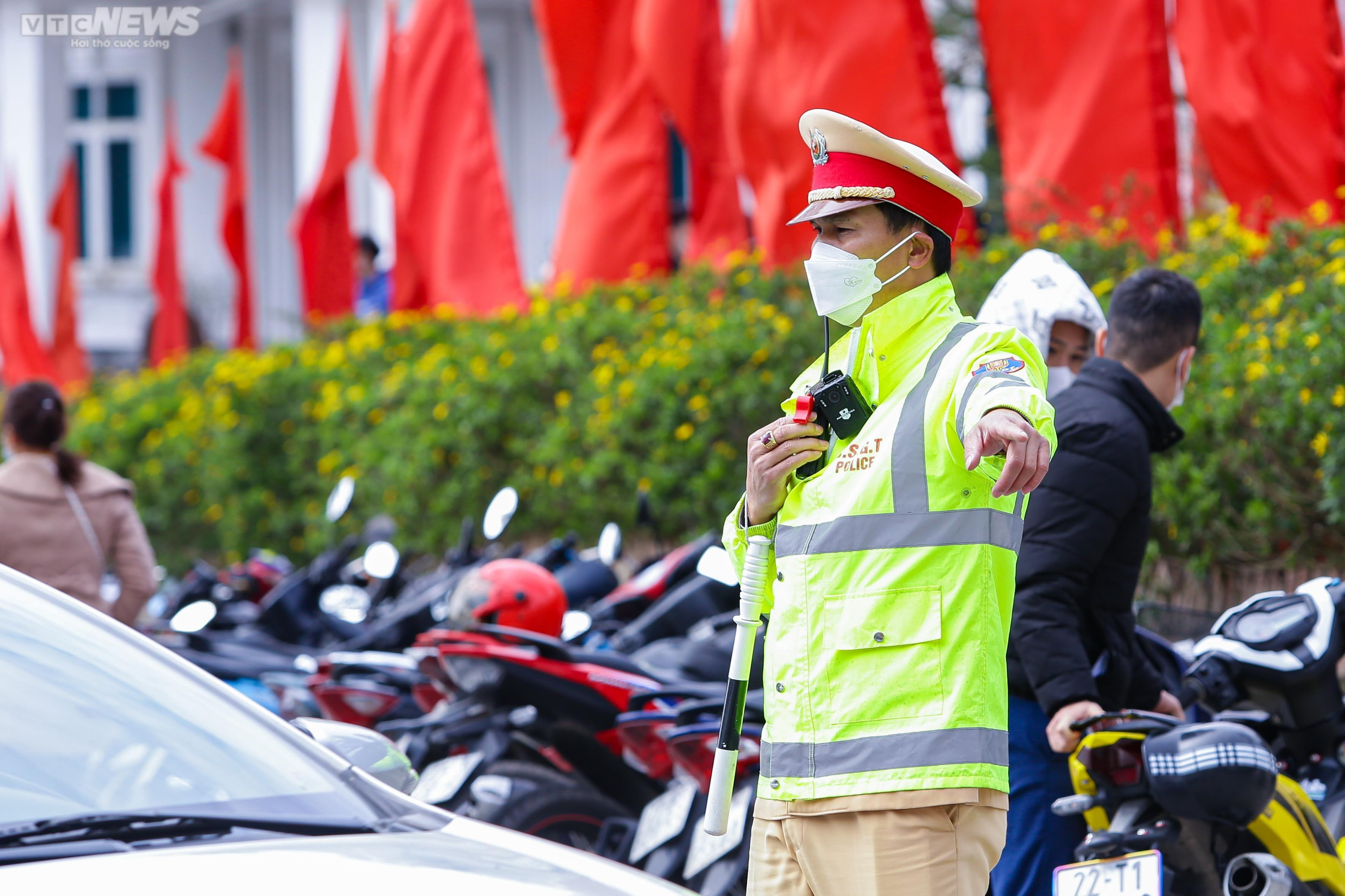 Mùng 4 Tết, du khách kéo về Tam Đảo, tận hưởng tiết trời lạnh 10 độ C - 6