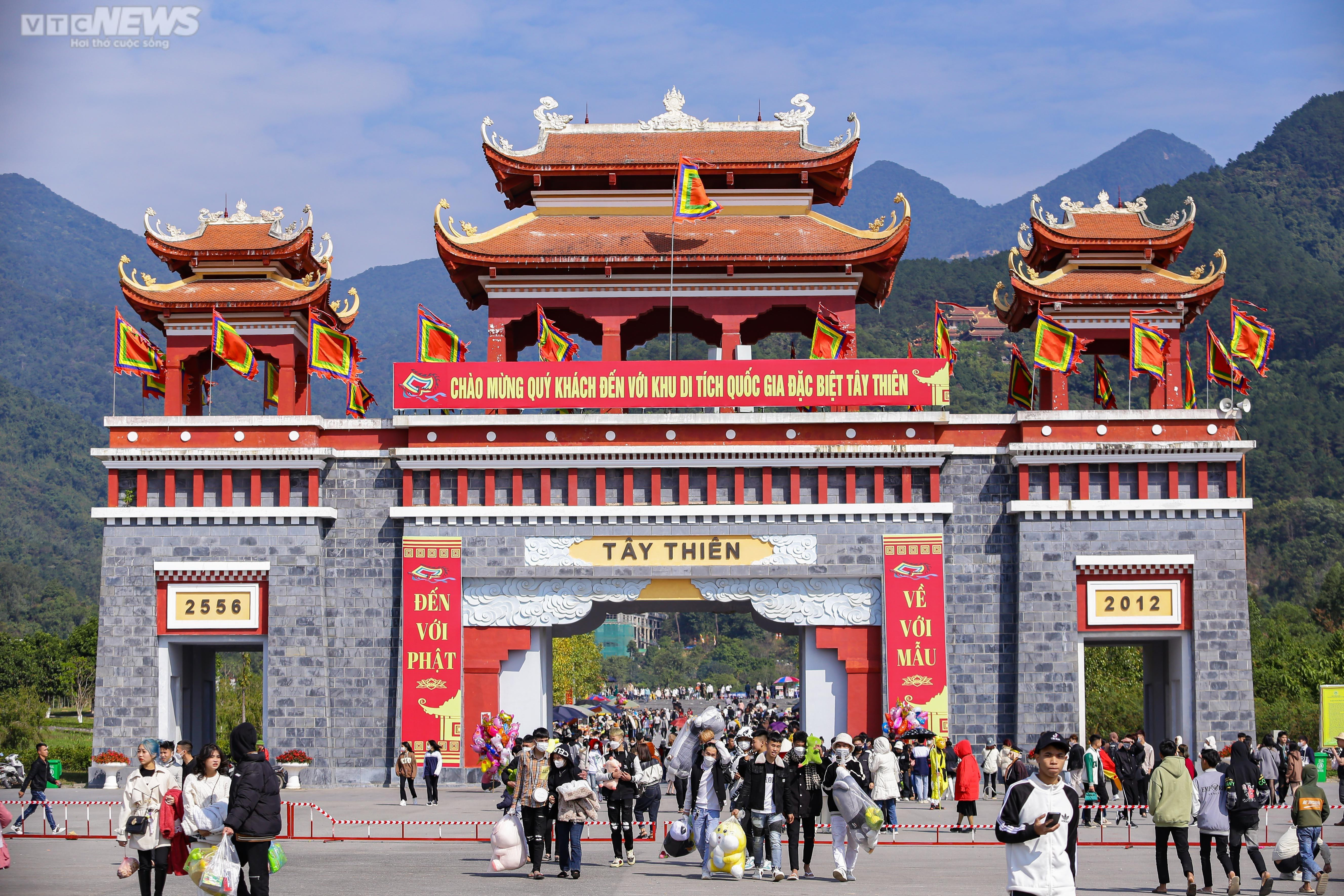 Mùng 4 Tết, du khách kéo về Tam Đảo, tận hưởng tiết trời lạnh 10 độ C - 1