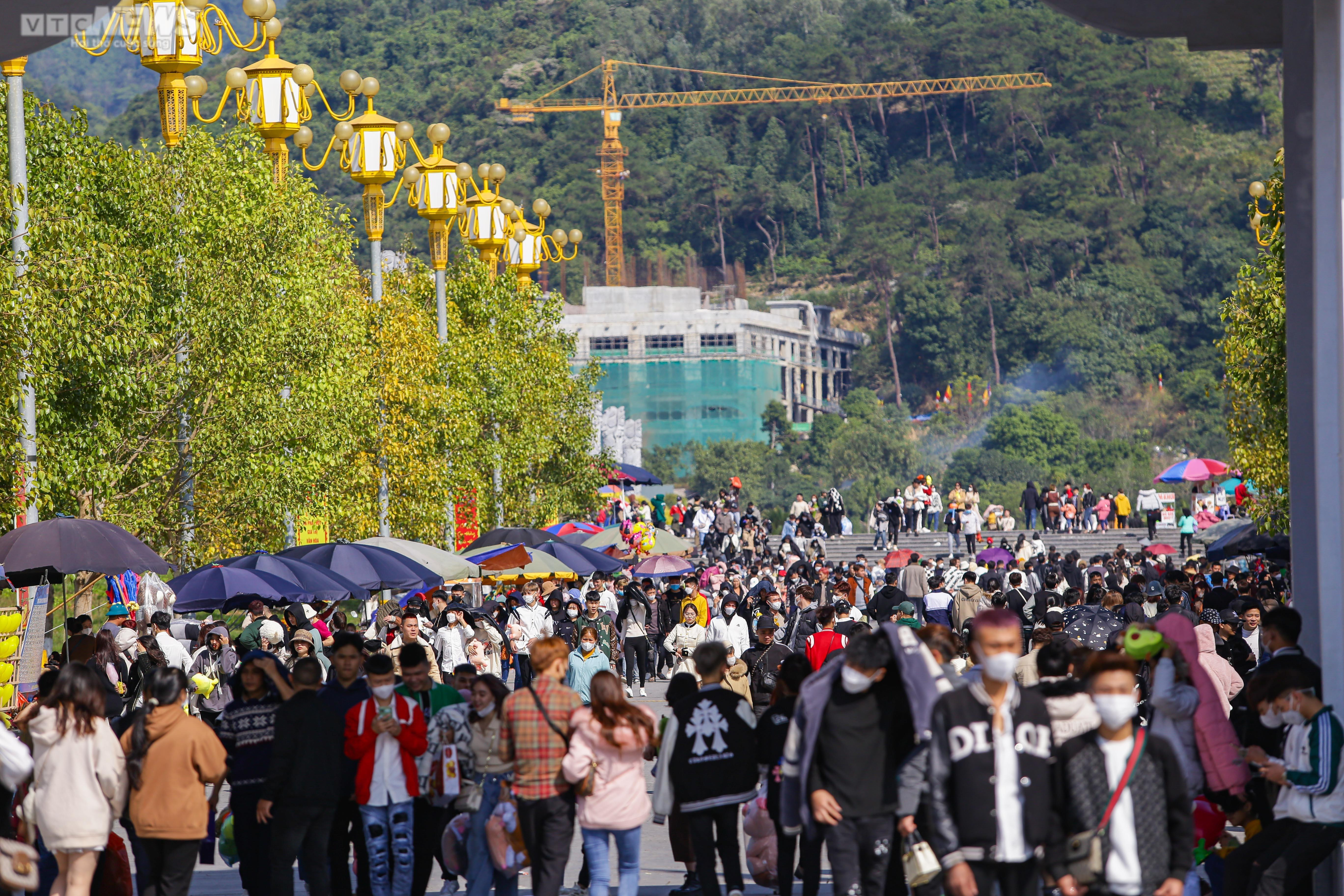 Mùng 4 Tết, du khách kéo về Tam Đảo, tận hưởng tiết trời lạnh 10 độ C - 2