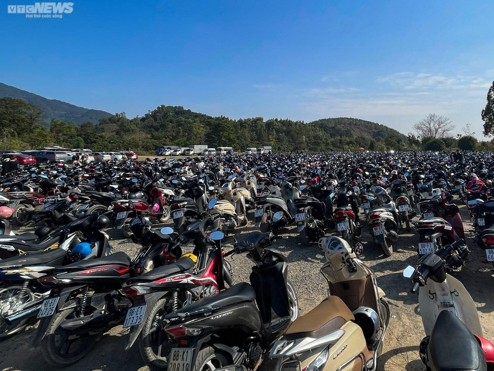 Mùng 4 Tết, du khách kéo về Tam Đảo, tận hưởng tiết trời lạnh 10 độ C - 11