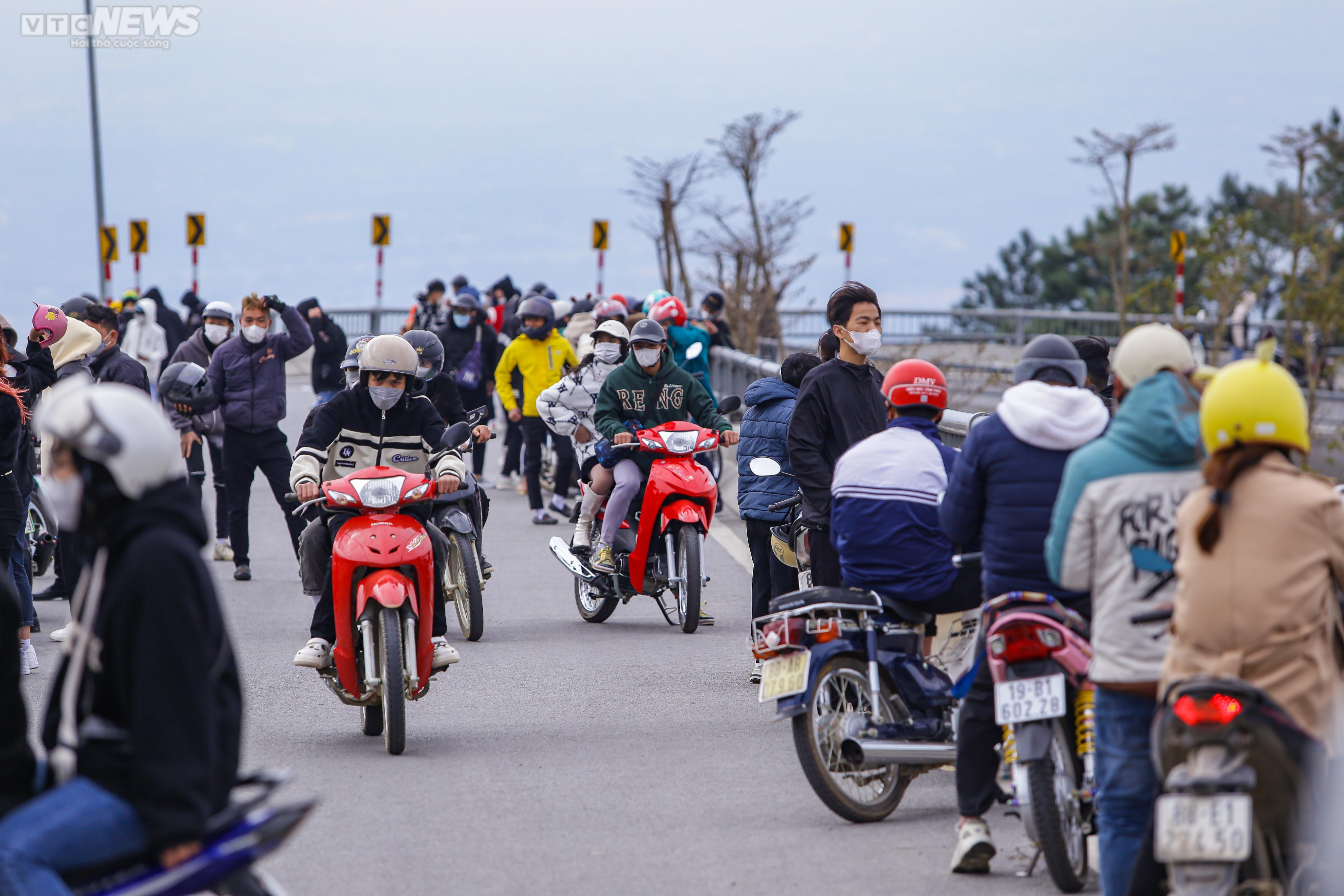 Mùng 4 Tết, du khách kéo về Tam Đảo, tận hưởng tiết trời lạnh 10 độ C - 5