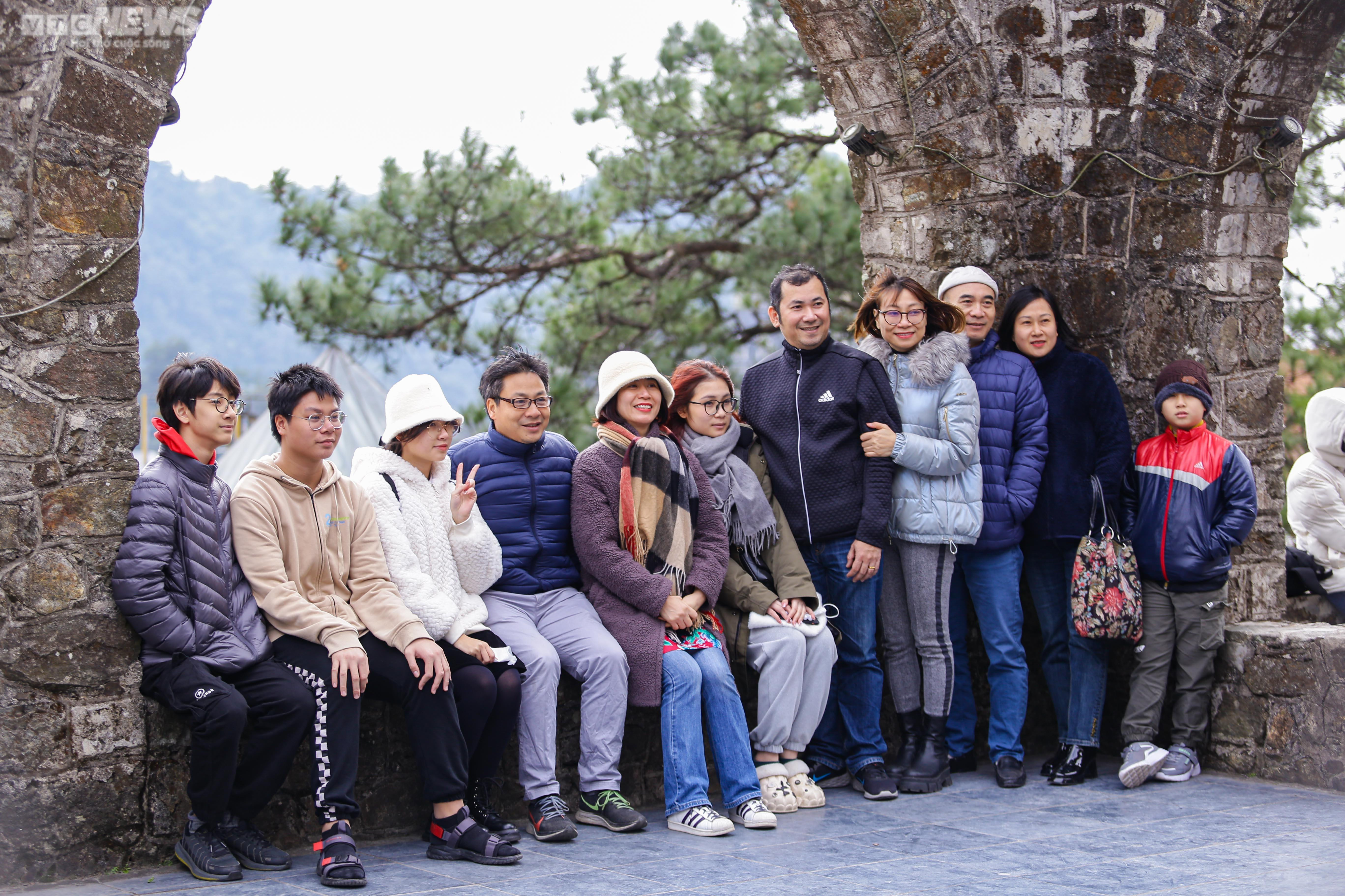 Mùng 4 Tết, du khách kéo về Tam Đảo, tận hưởng tiết trời lạnh 10 độ C - 7