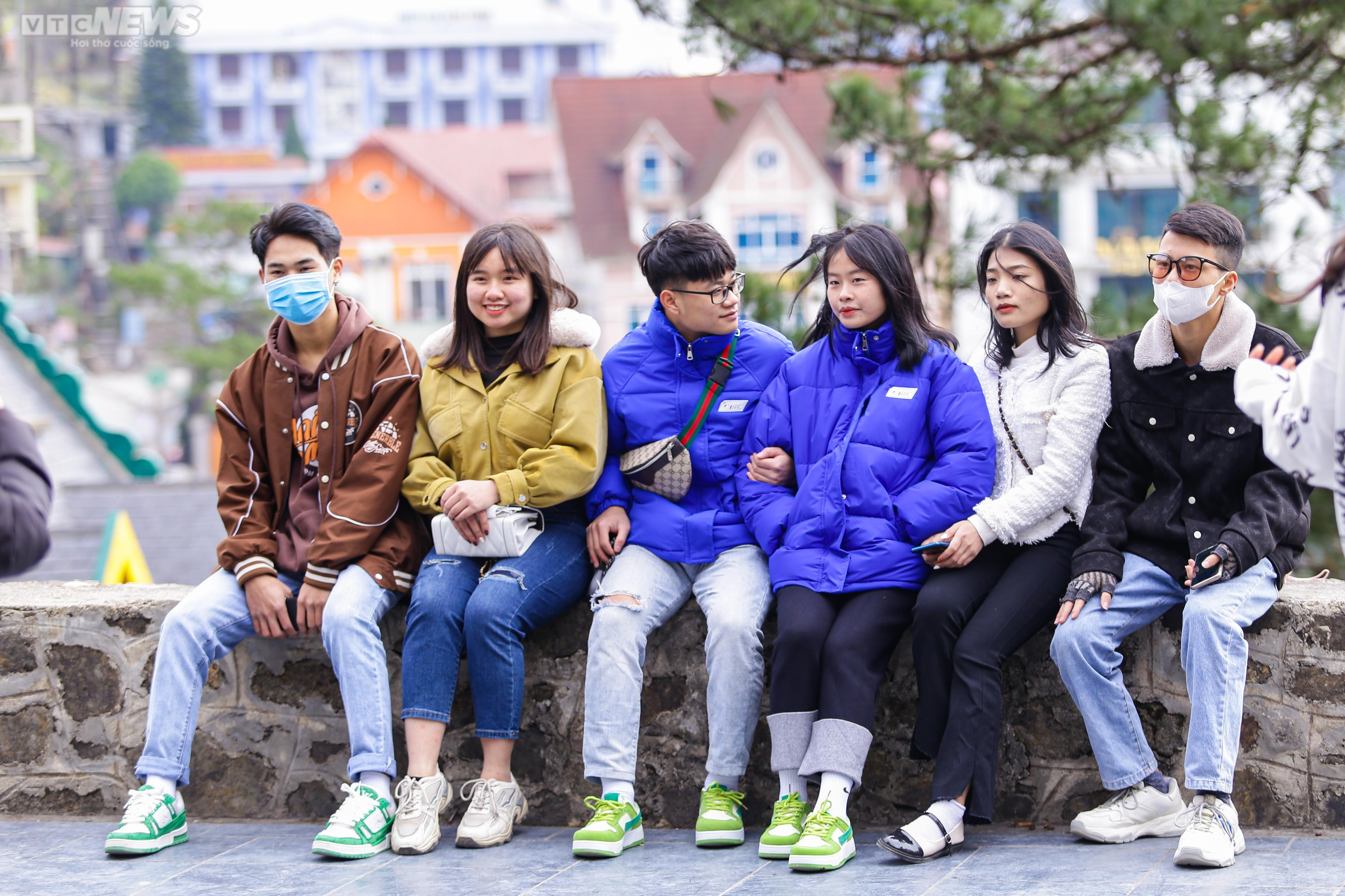 Mùng 4 Tết, du khách kéo về Tam Đảo, tận hưởng tiết trời lạnh 10 độ C - 8