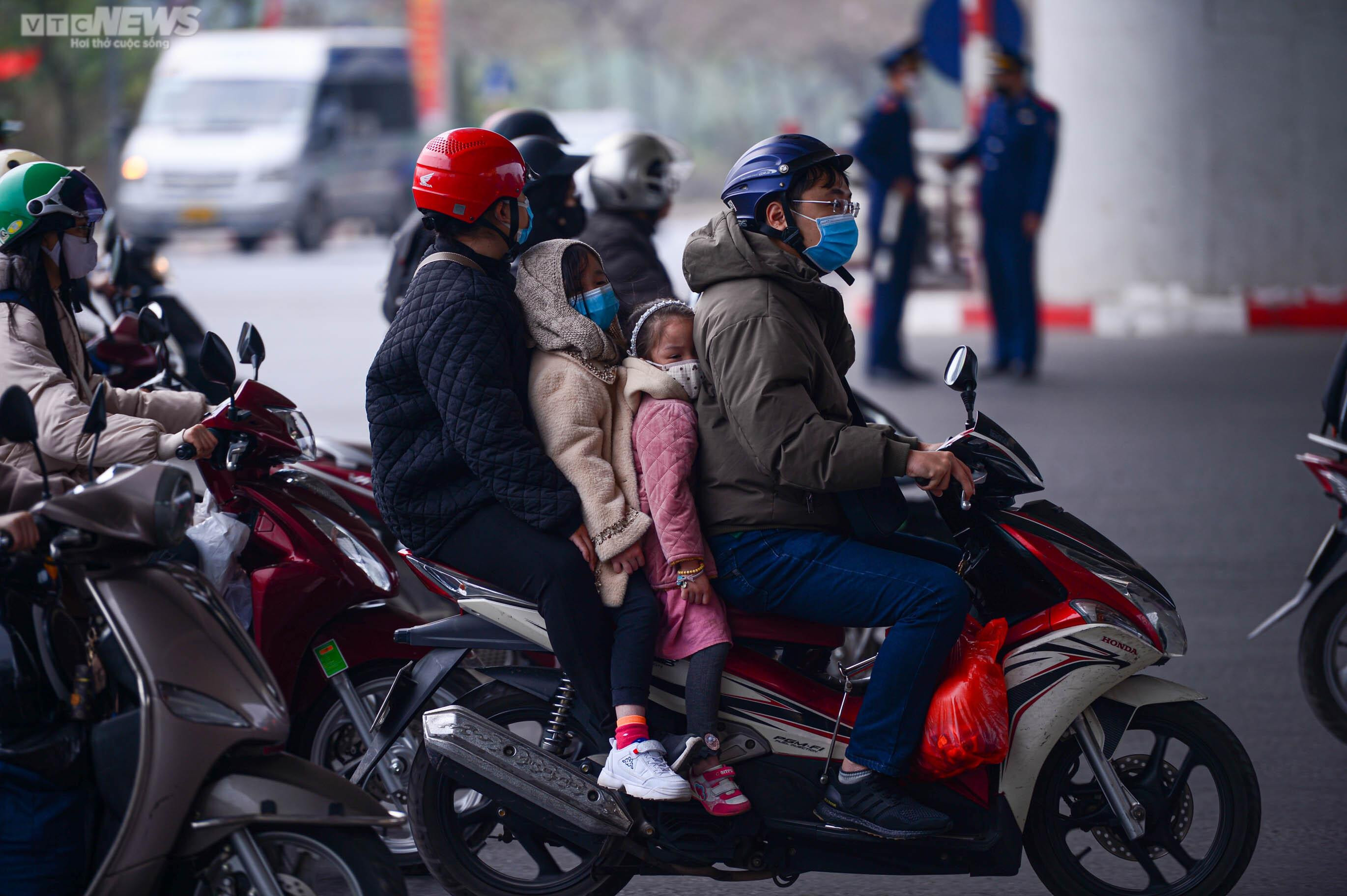 Người dân ùn ùn trở lại sau kỳ nghỉ Tết Âm lịch, cửa ngõ Thủ đô kẹt cứng - 11