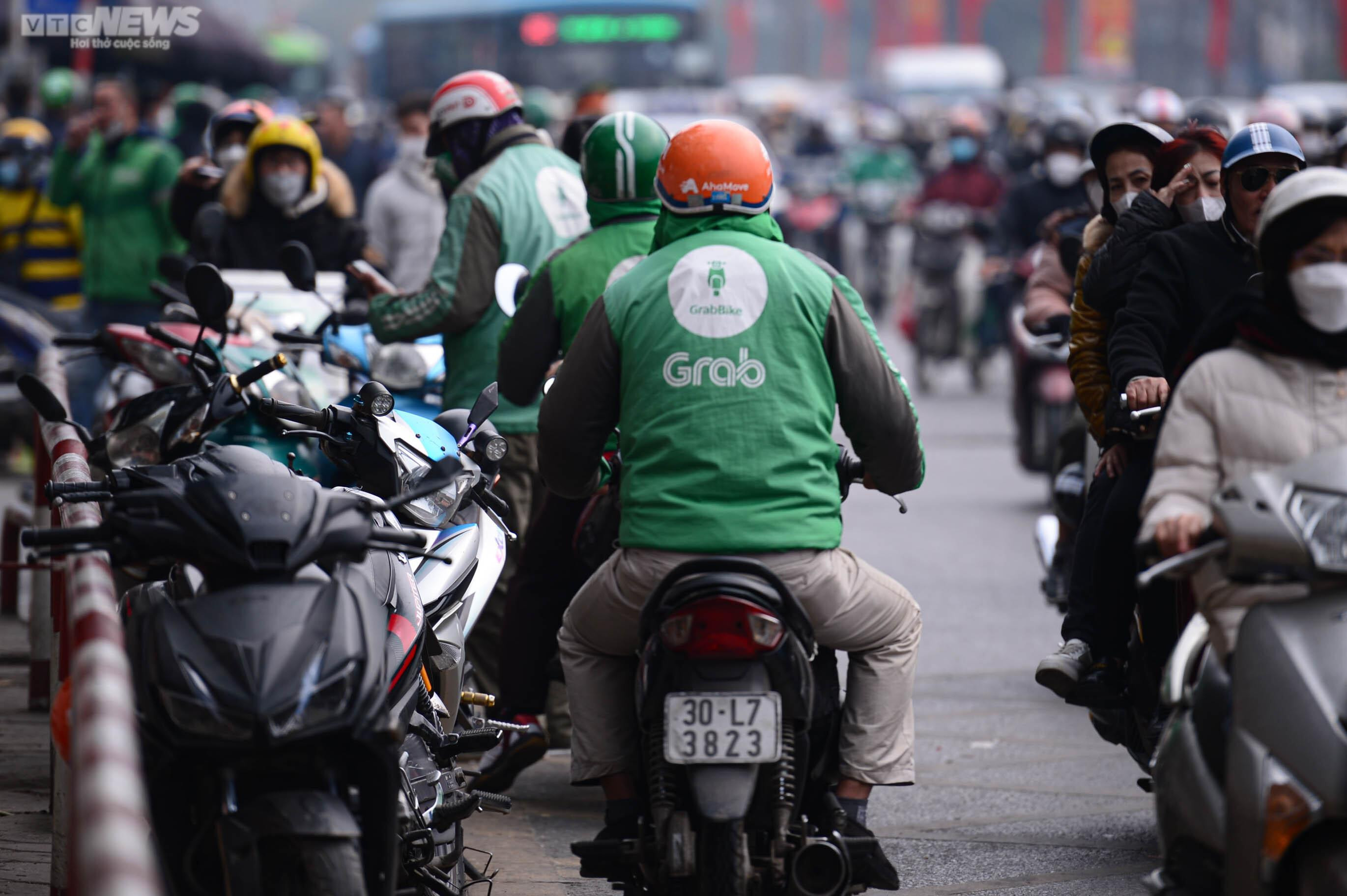 Người dân ùn ùn trở lại sau kỳ nghỉ Tết Âm lịch, cửa ngõ Thủ đô kẹt cứng - 17