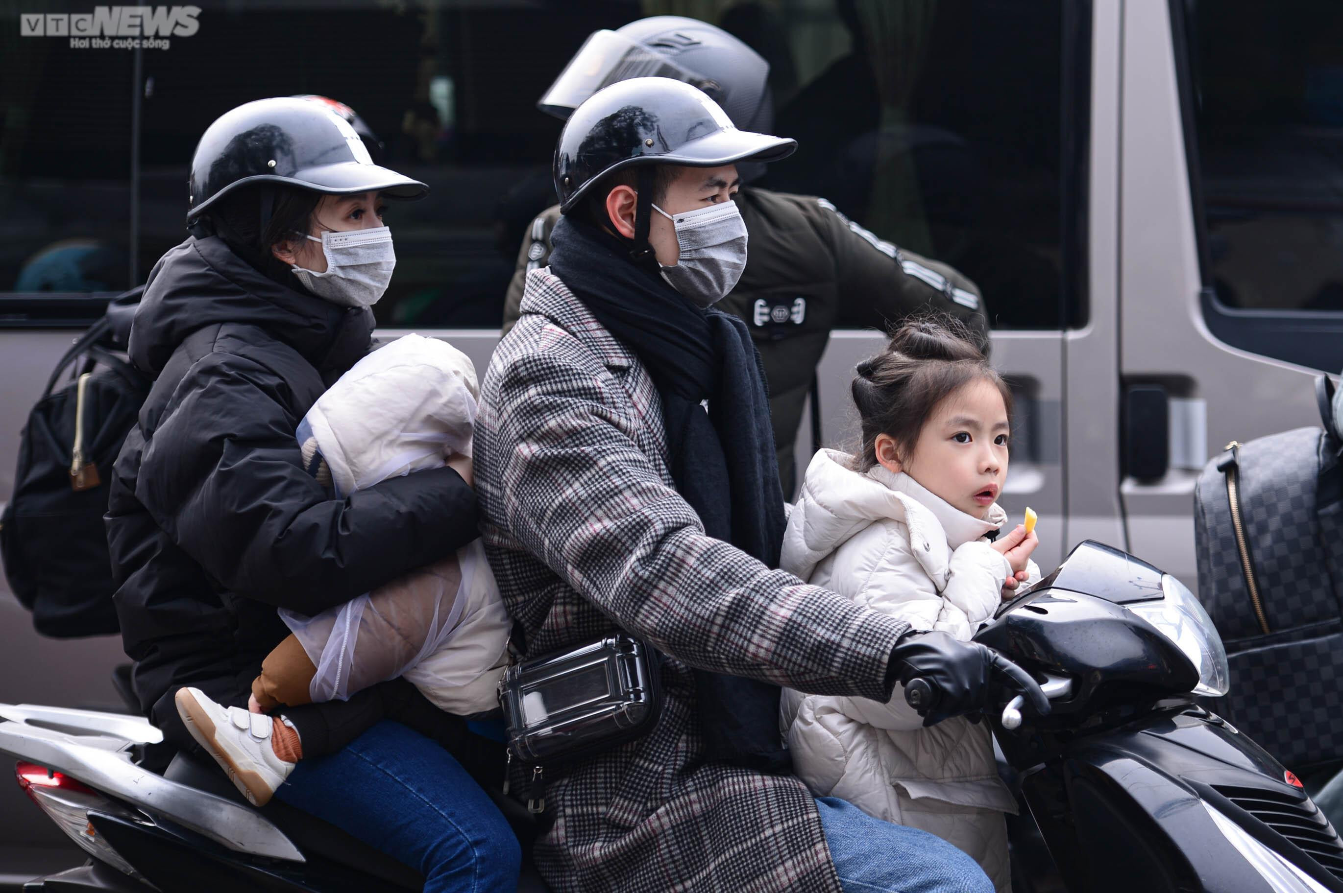 Người dân ùn ùn trở lại sau kỳ nghỉ Tết Âm lịch, cửa ngõ Thủ đô kẹt cứng - 12