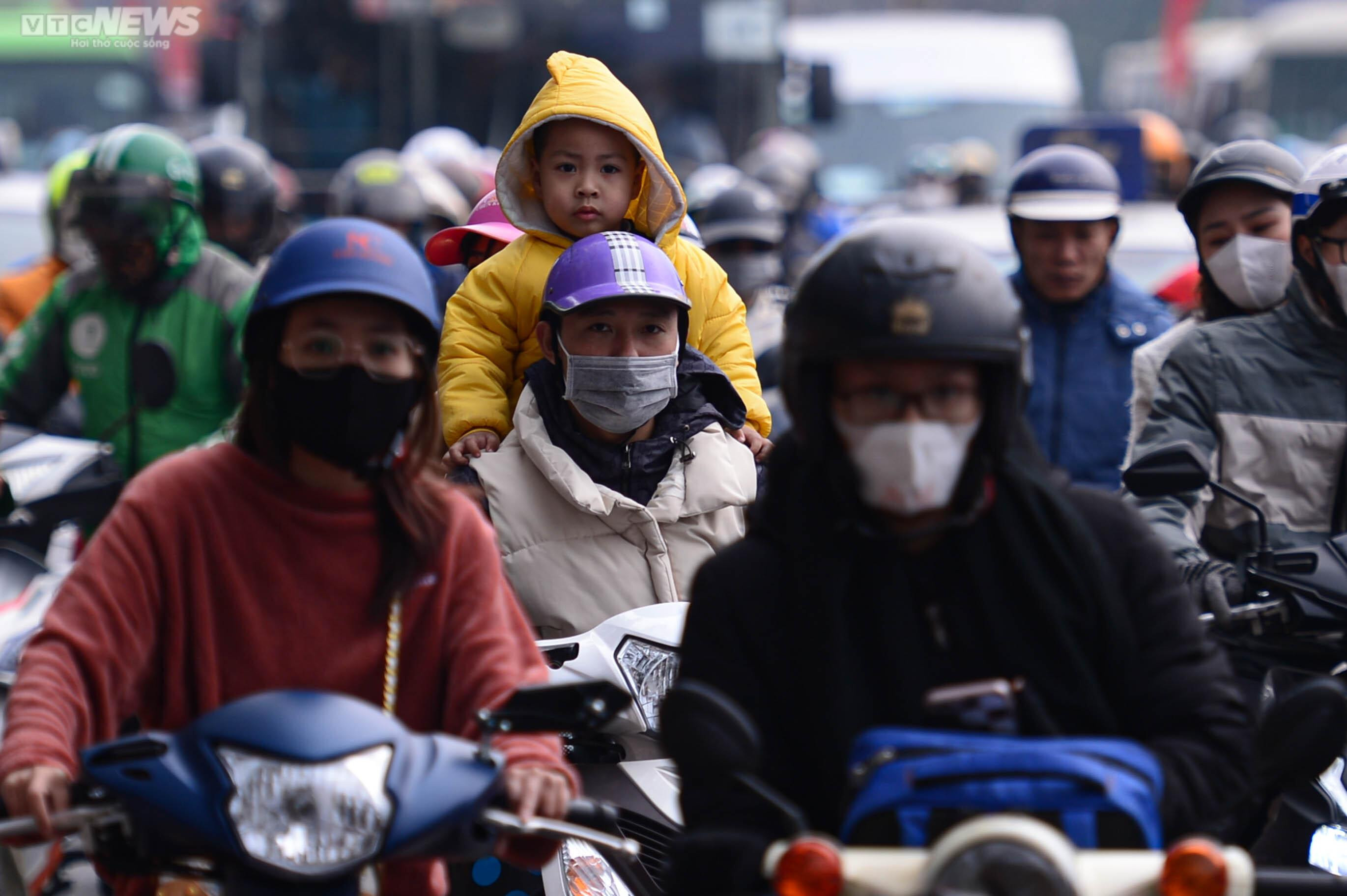 Người dân ùn ùn trở lại sau kỳ nghỉ Tết Âm lịch, cửa ngõ Thủ đô kẹt cứng - 13