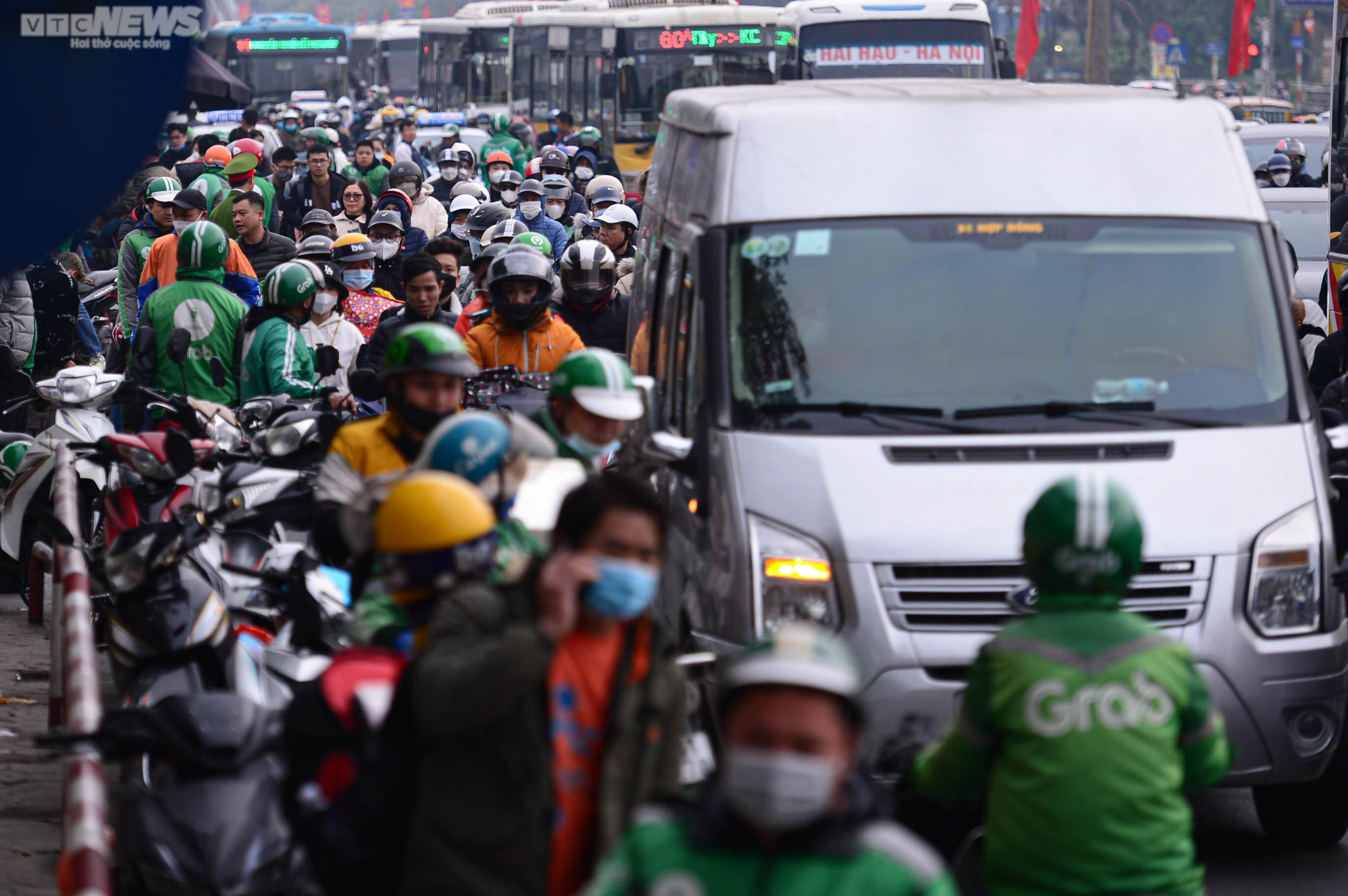 Người dân ùn ùn trở lại sau kỳ nghỉ Tết Âm lịch, cửa ngõ Thủ đô kẹt cứng - 6
