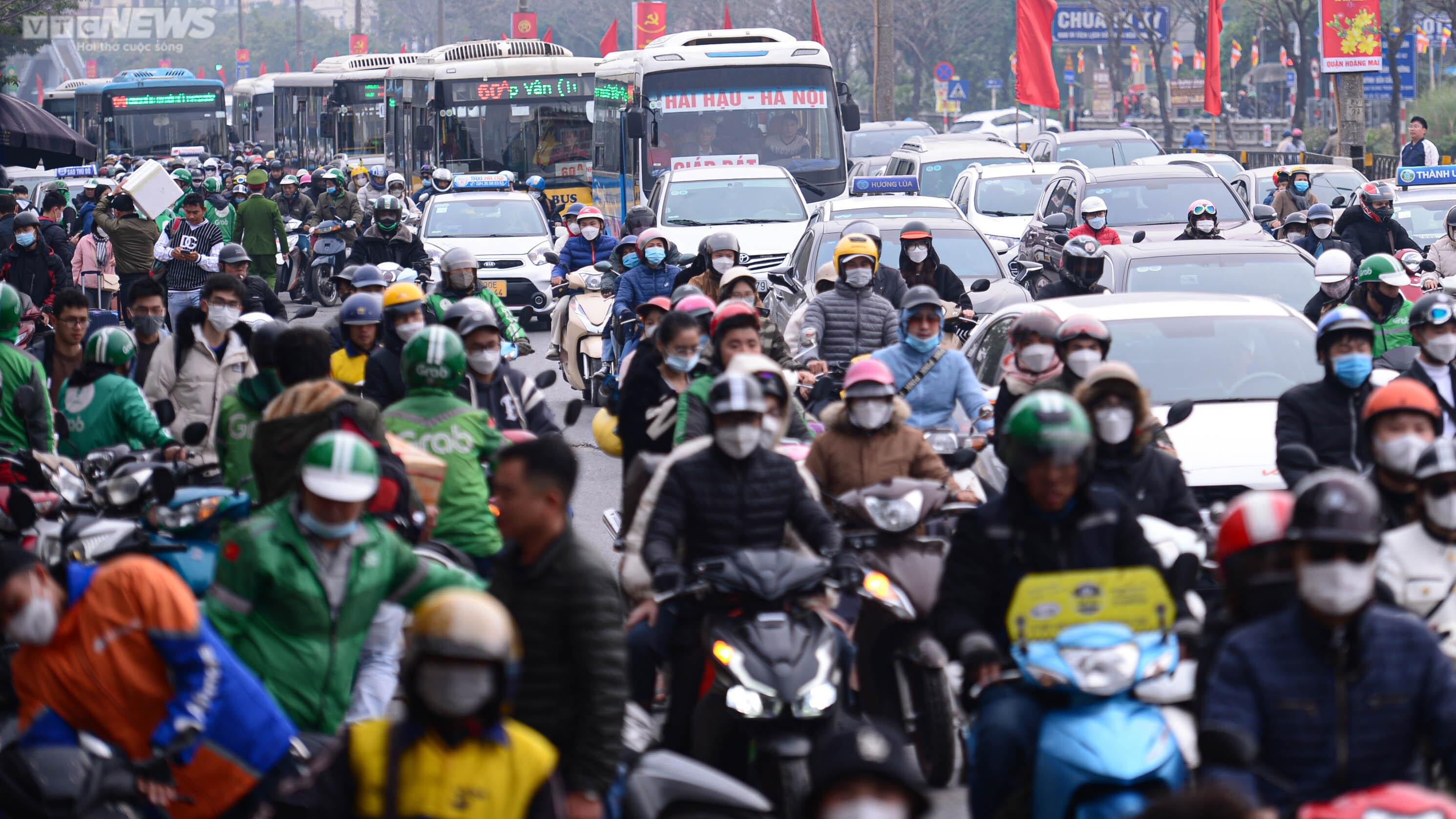Người dân ùn ùn trở lại sau kỳ nghỉ Tết Âm lịch, cửa ngõ Thủ đô kẹt cứng - 5