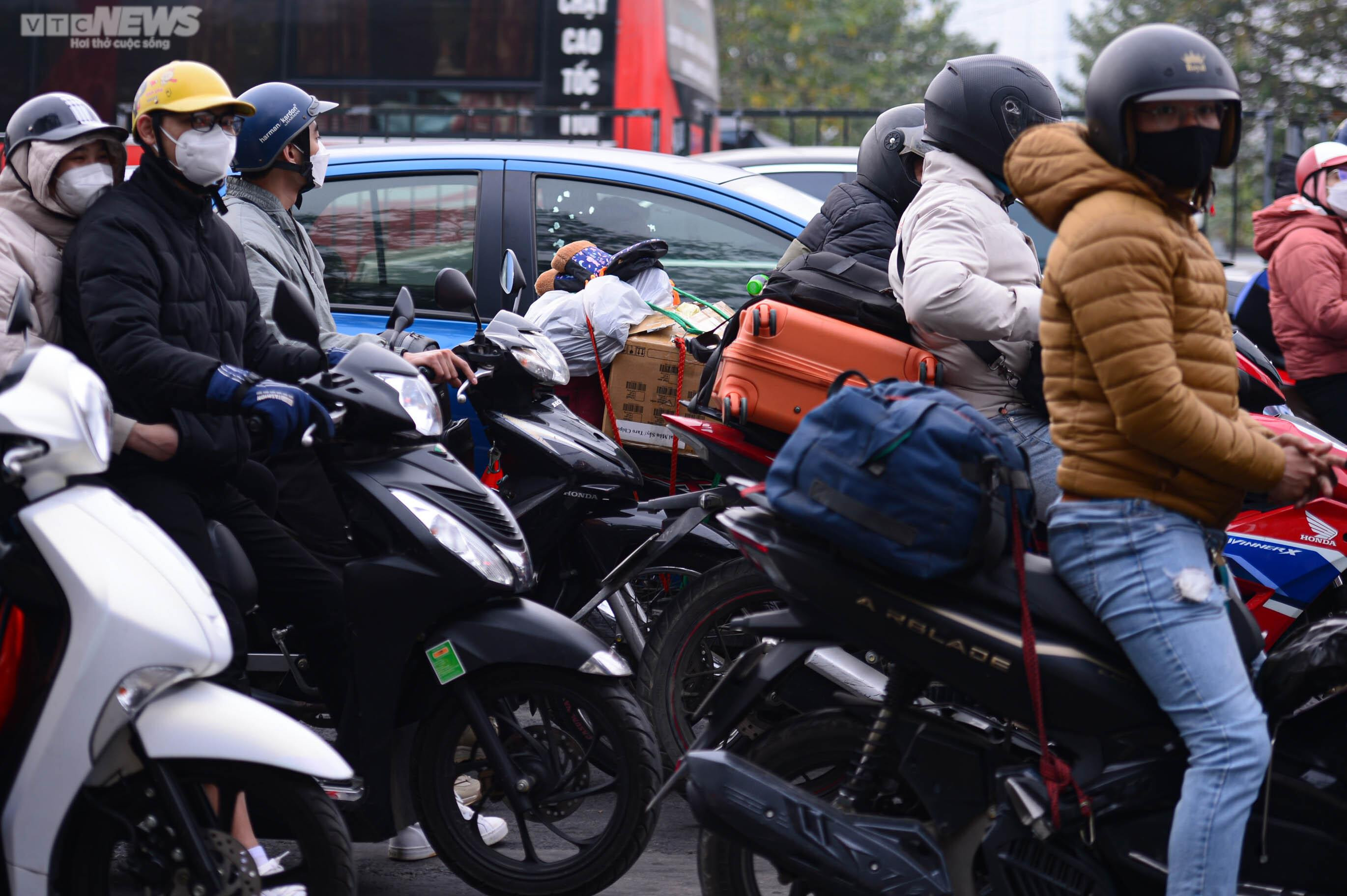 Người dân ùn ùn trở lại sau kỳ nghỉ Tết Âm lịch, cửa ngõ Thủ đô kẹt cứng - 19